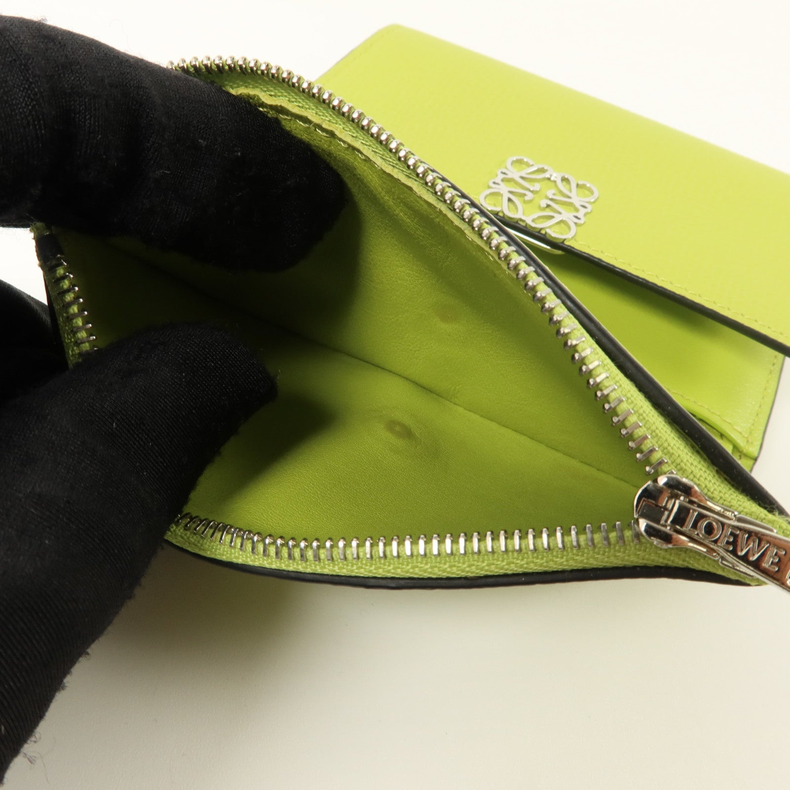 LOEWE 牛皮皮革Anagram Trifold Compact Wallet銀扣錢包