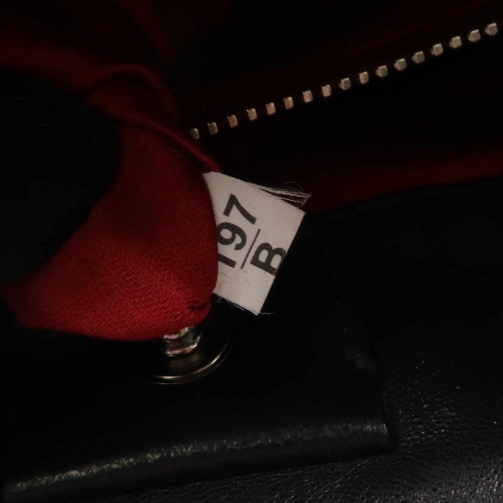 Miu Miu 羊皮皮革Chain Shoulder銀扣鏈帶肩背袋