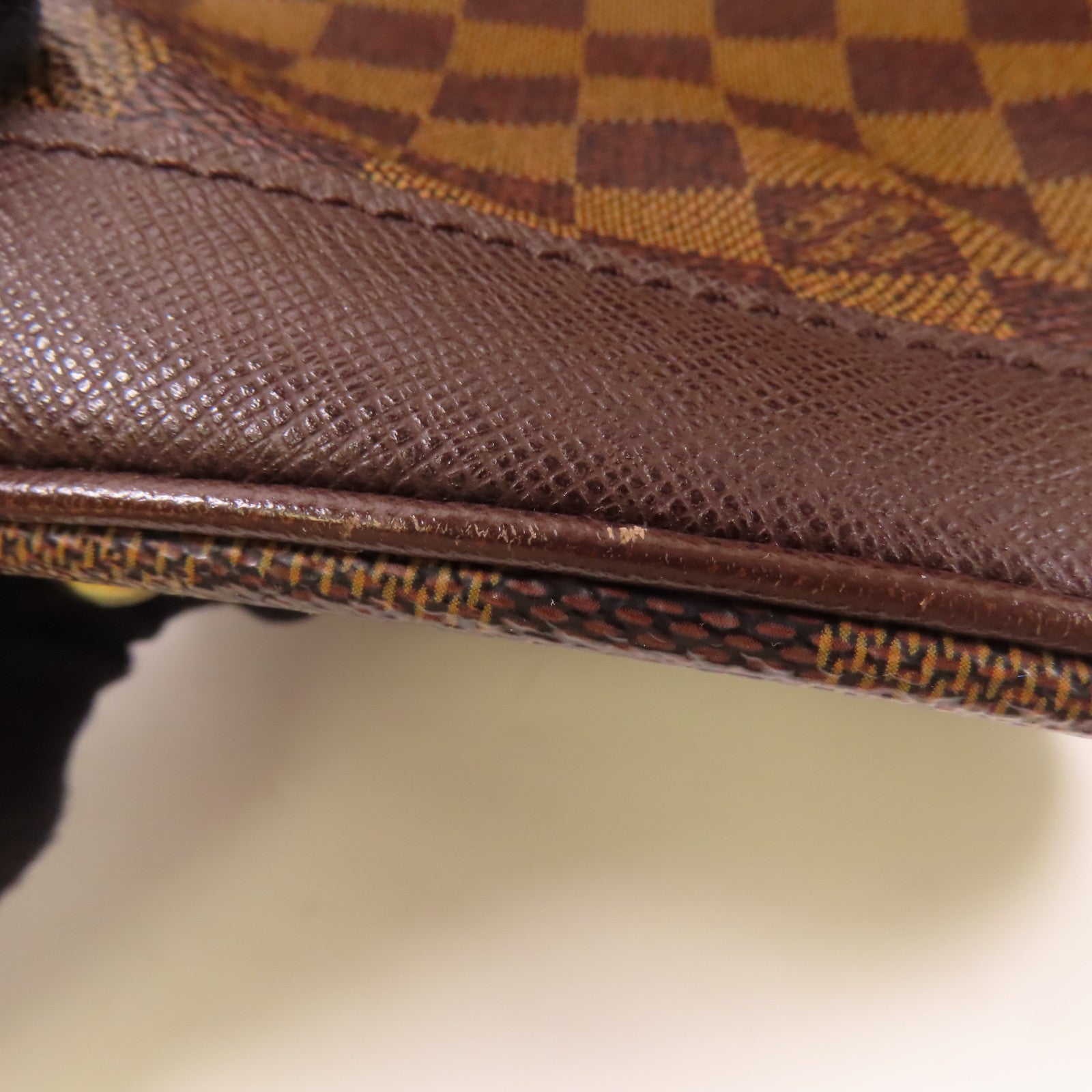 LOUIS VUITTON Damier Marais金扣肩背袋