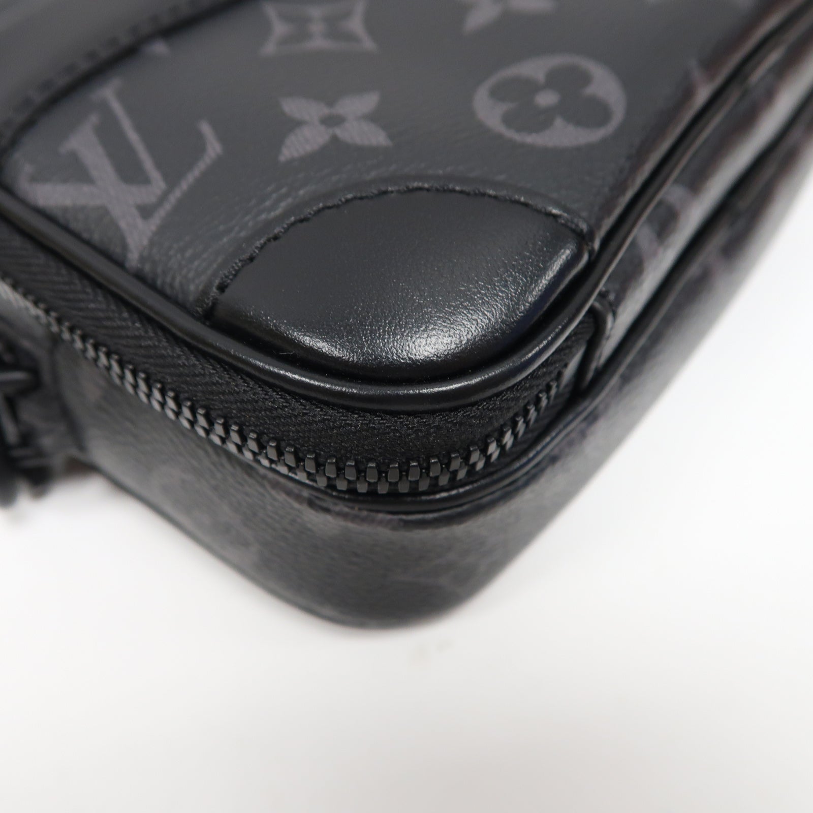 LOUIS VUITTON Monogram Eclipse Alpha Messenger肩背袋黑色