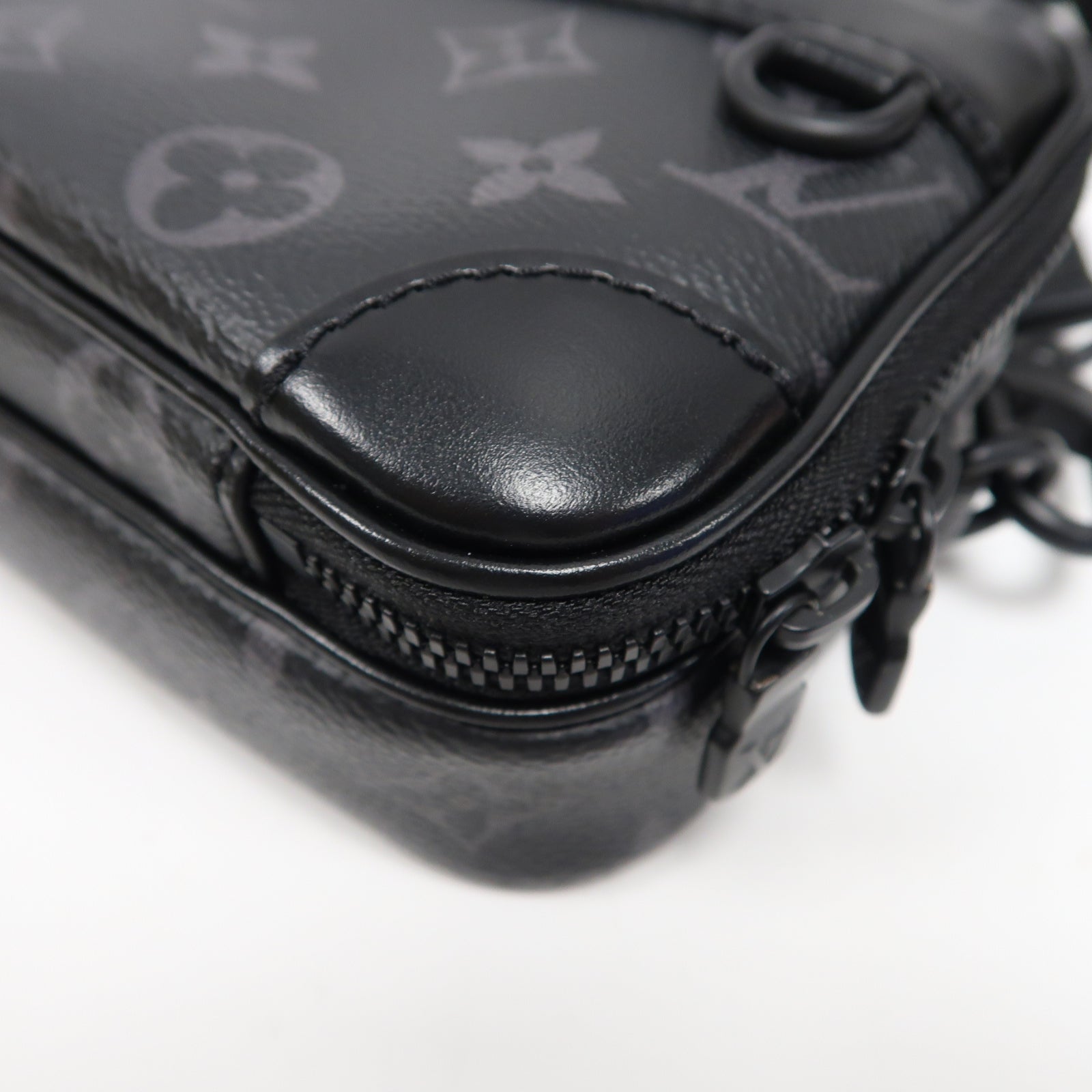 LOUIS VUITTON Monogram Eclipse Alpha Messenger肩背袋黑色