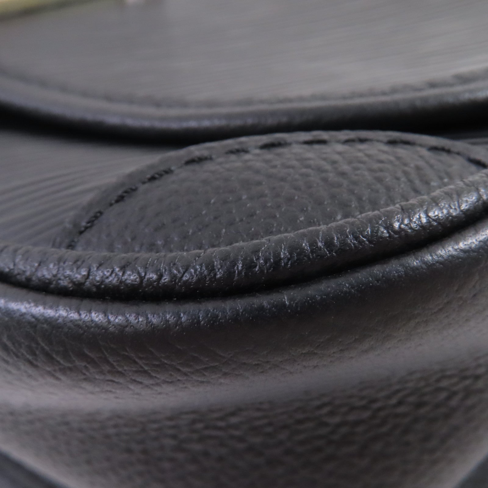 LOUIS VUITTON Epi Buci Shoulder Bag銀扣肩背袋黑色