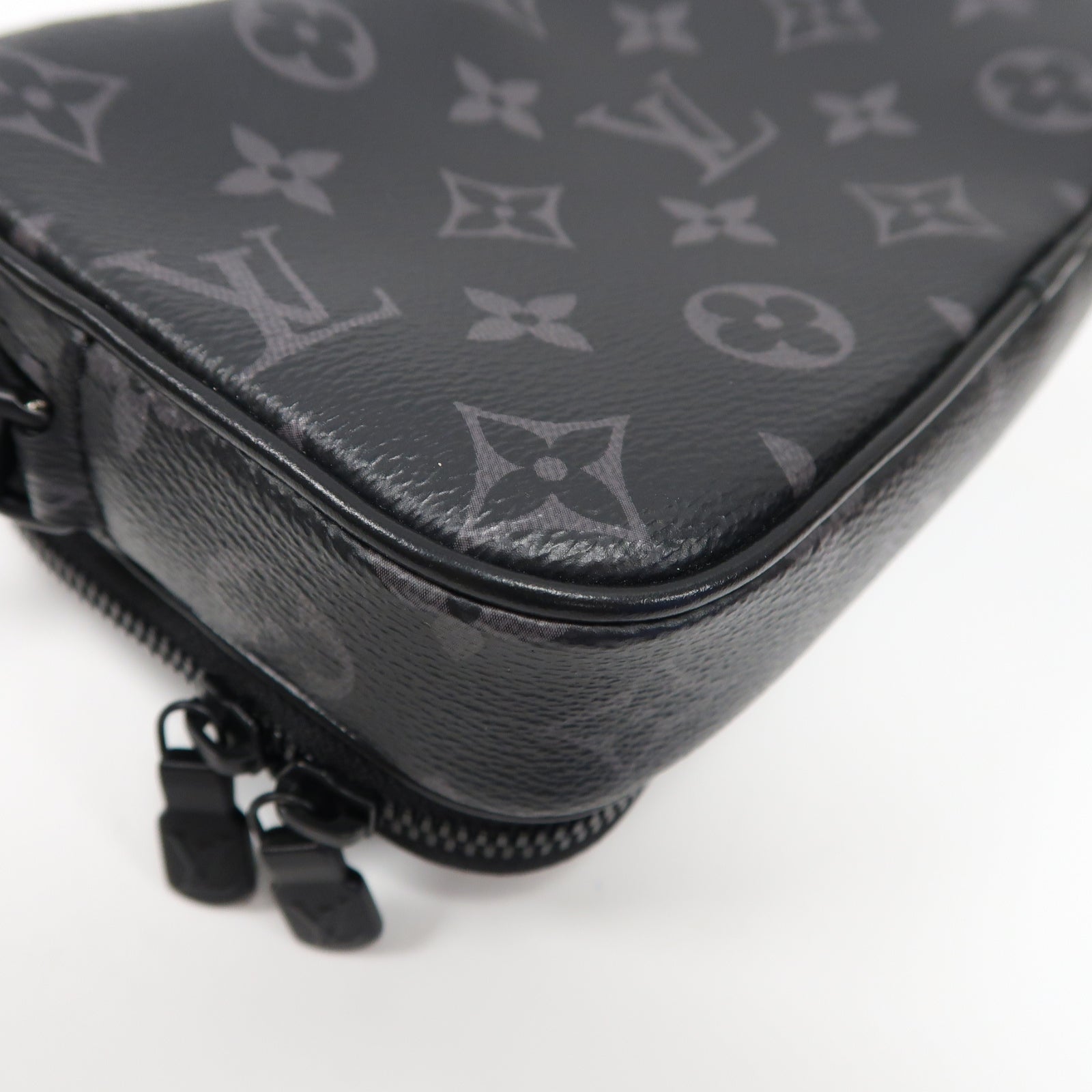 LOUIS VUITTON Monogram Eclipse Alpha Messenger肩背袋黑色