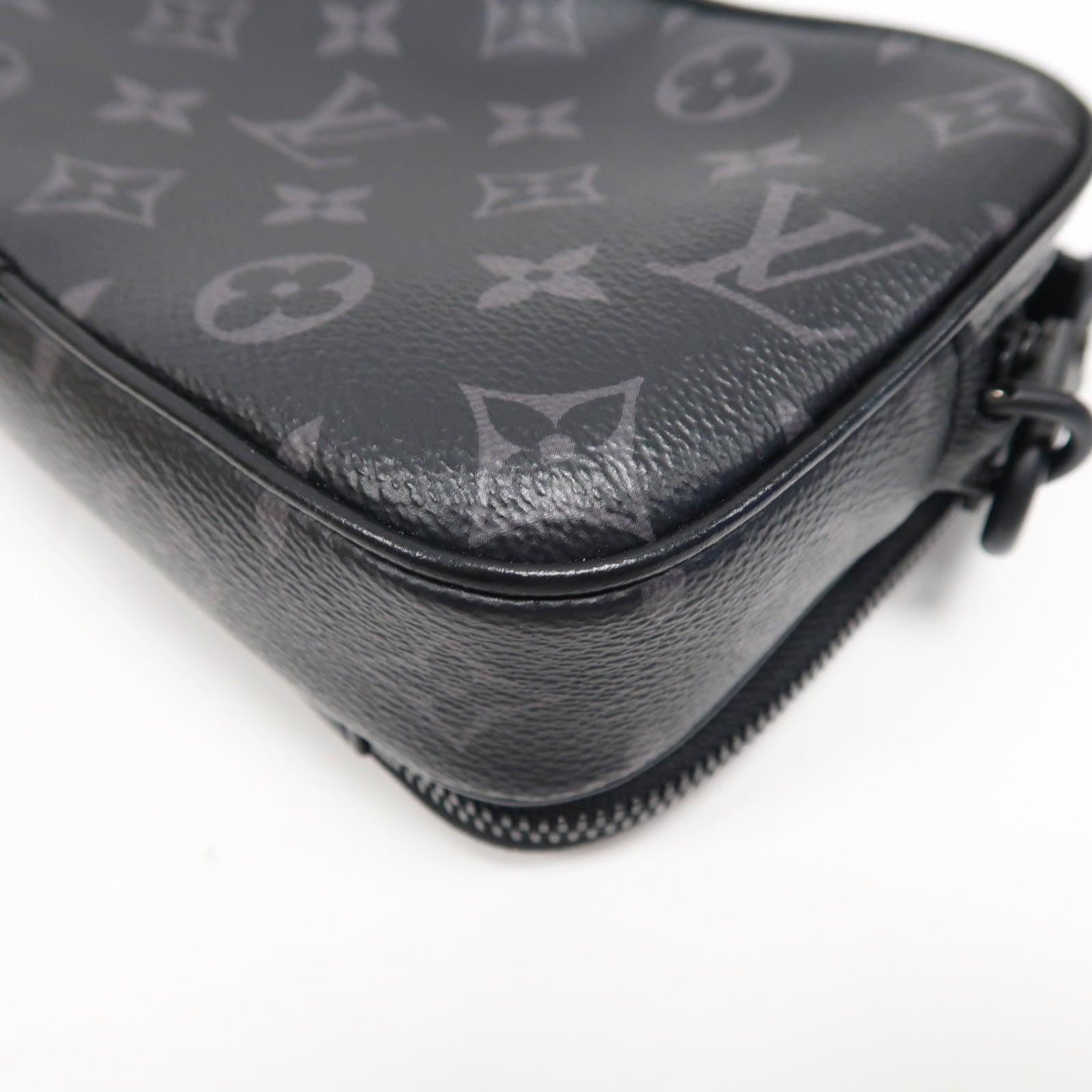 LOUIS VUITTON Monogram Eclipse Alpha Messenger肩背袋黑色