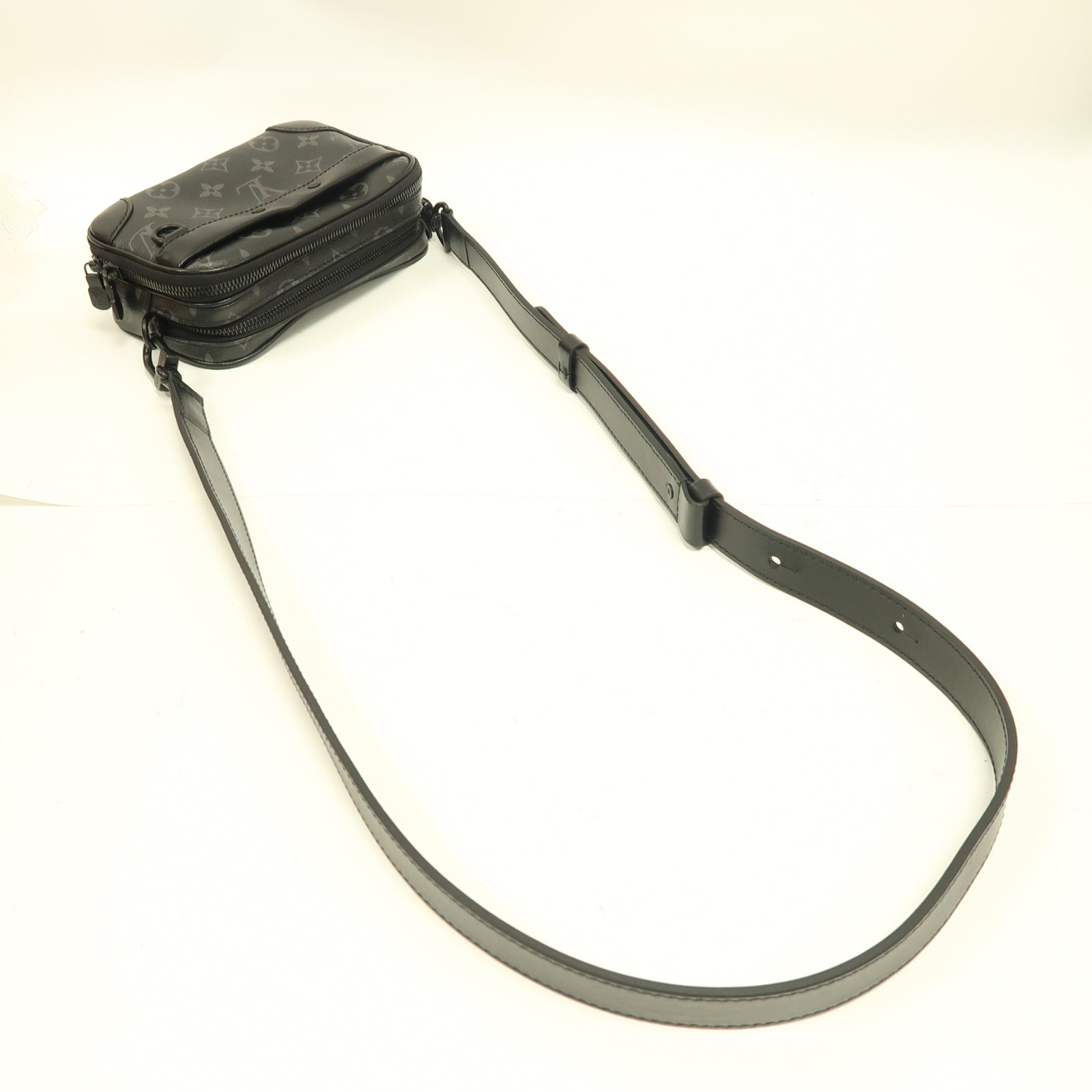 LOUIS VUITTON Monogram Eclipse Alpha Messenger肩背袋黑色