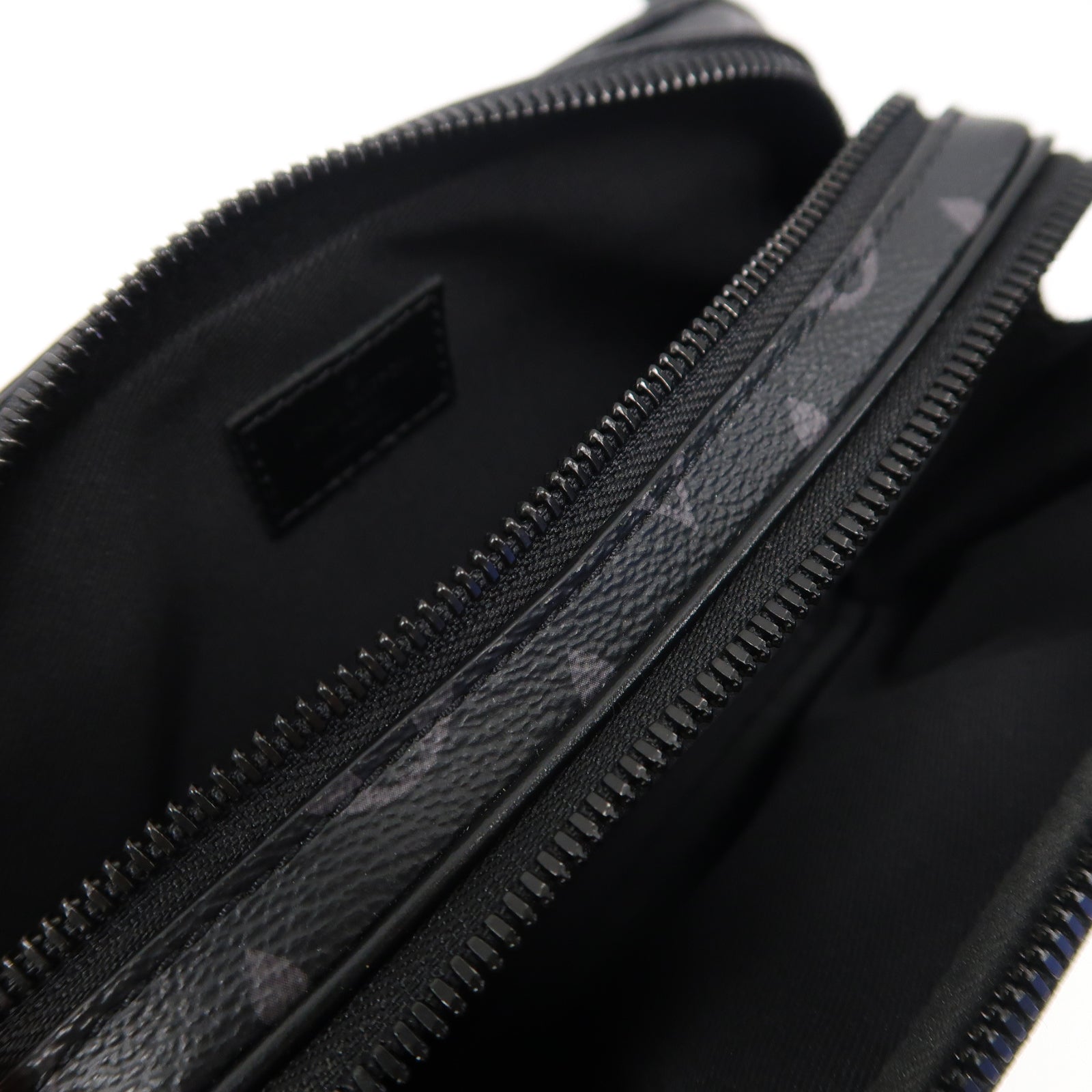 LOUIS VUITTON Monogram Eclipse Alpha Messenger肩背袋黑色