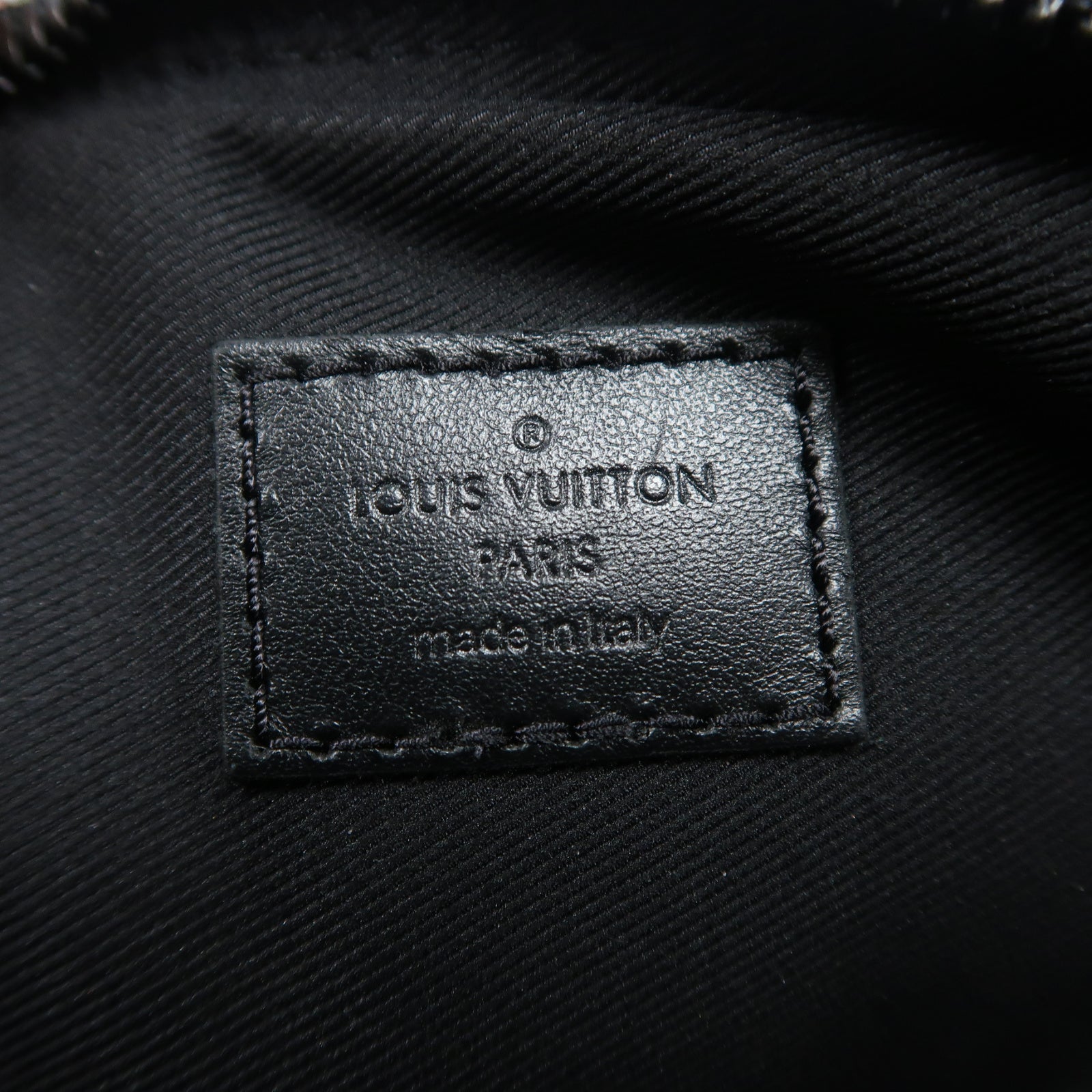 LOUIS VUITTON Monogram Eclipse Alpha Messenger肩背袋黑色