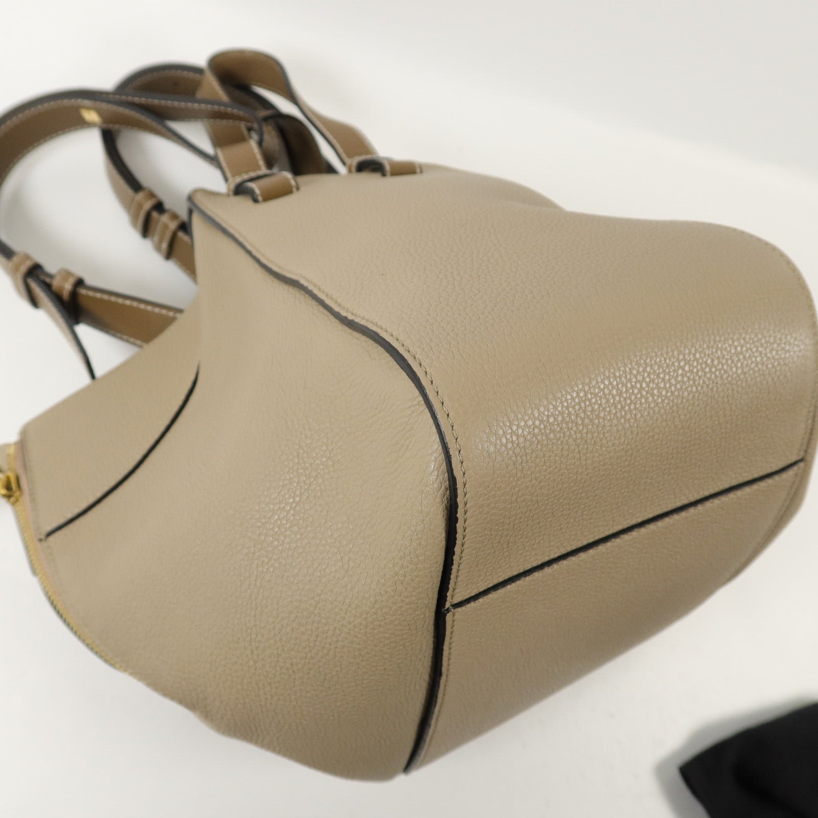 LOEWE 牛皮皮革Hammock Medium手挽肩背兩用袋