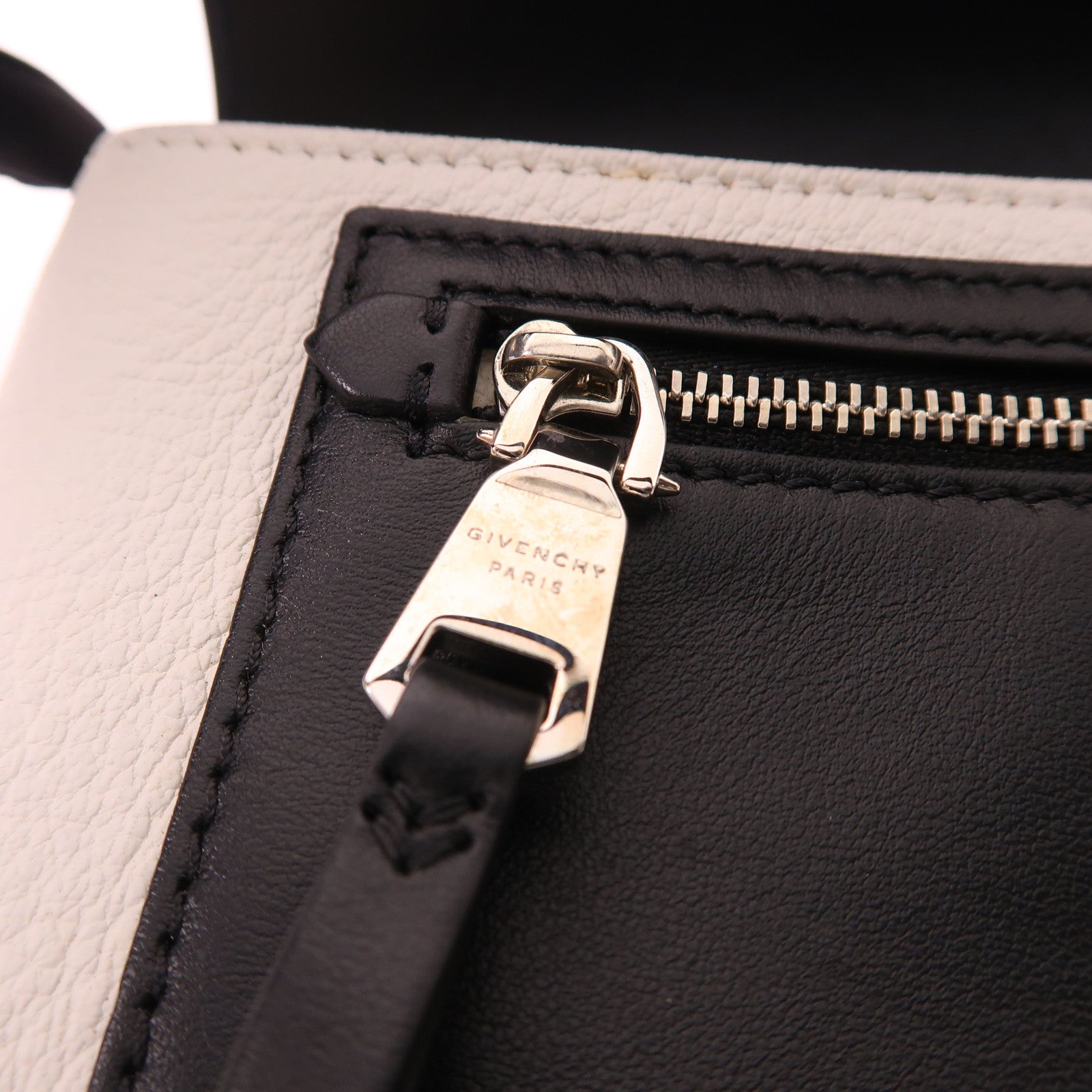 GIVENCHY 牛皮皮革Shoulder Bag銀扣肩背袋