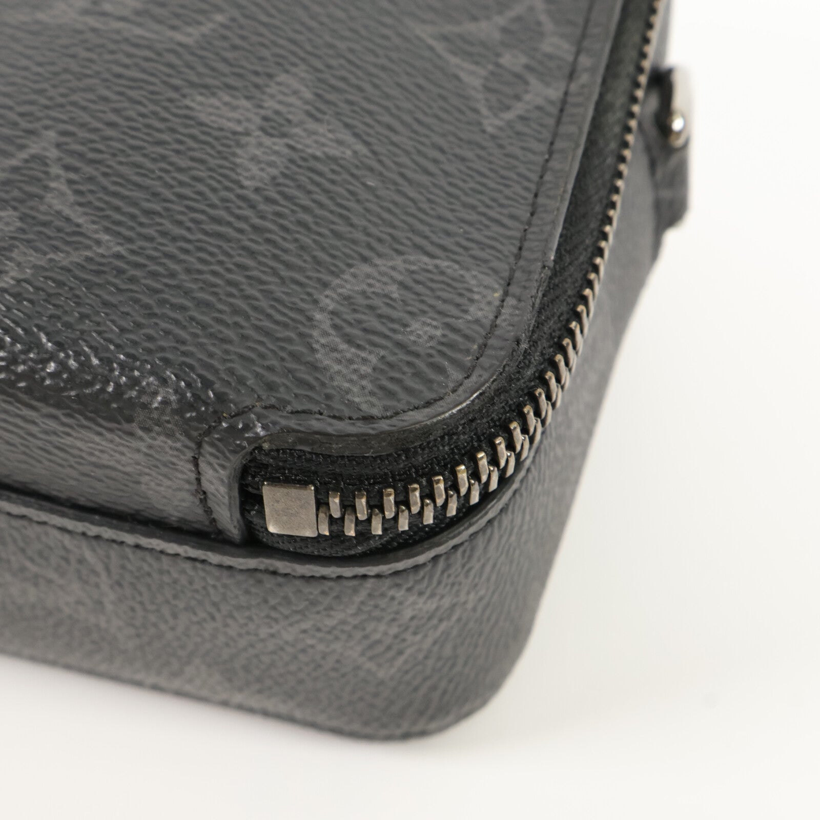 LOUIS VUITTON Monogram Eclipse Alpha肩背袋