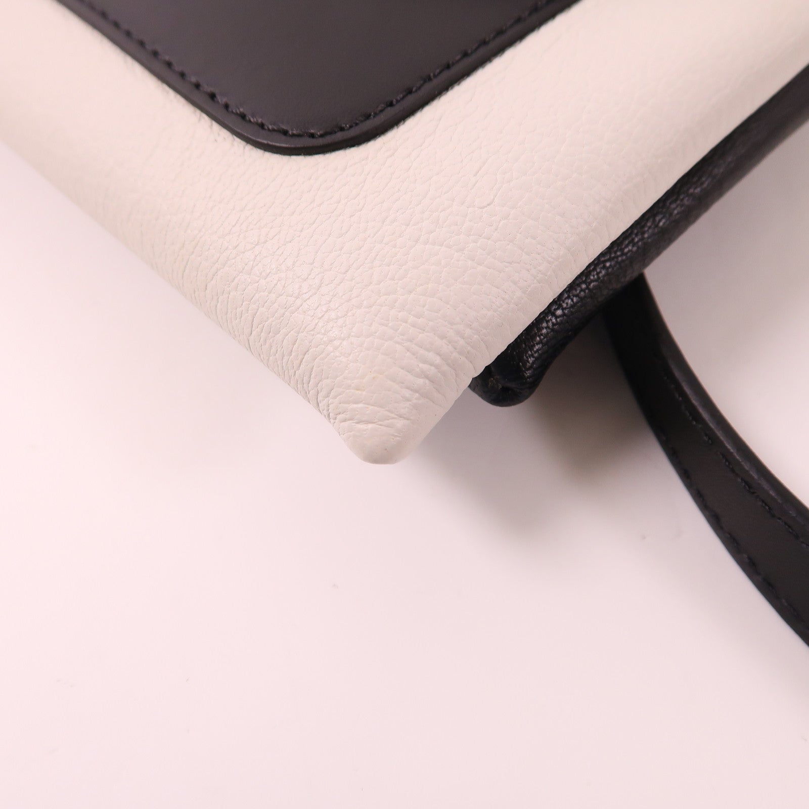 GIVENCHY 牛皮皮革Shoulder Bag銀扣肩背袋