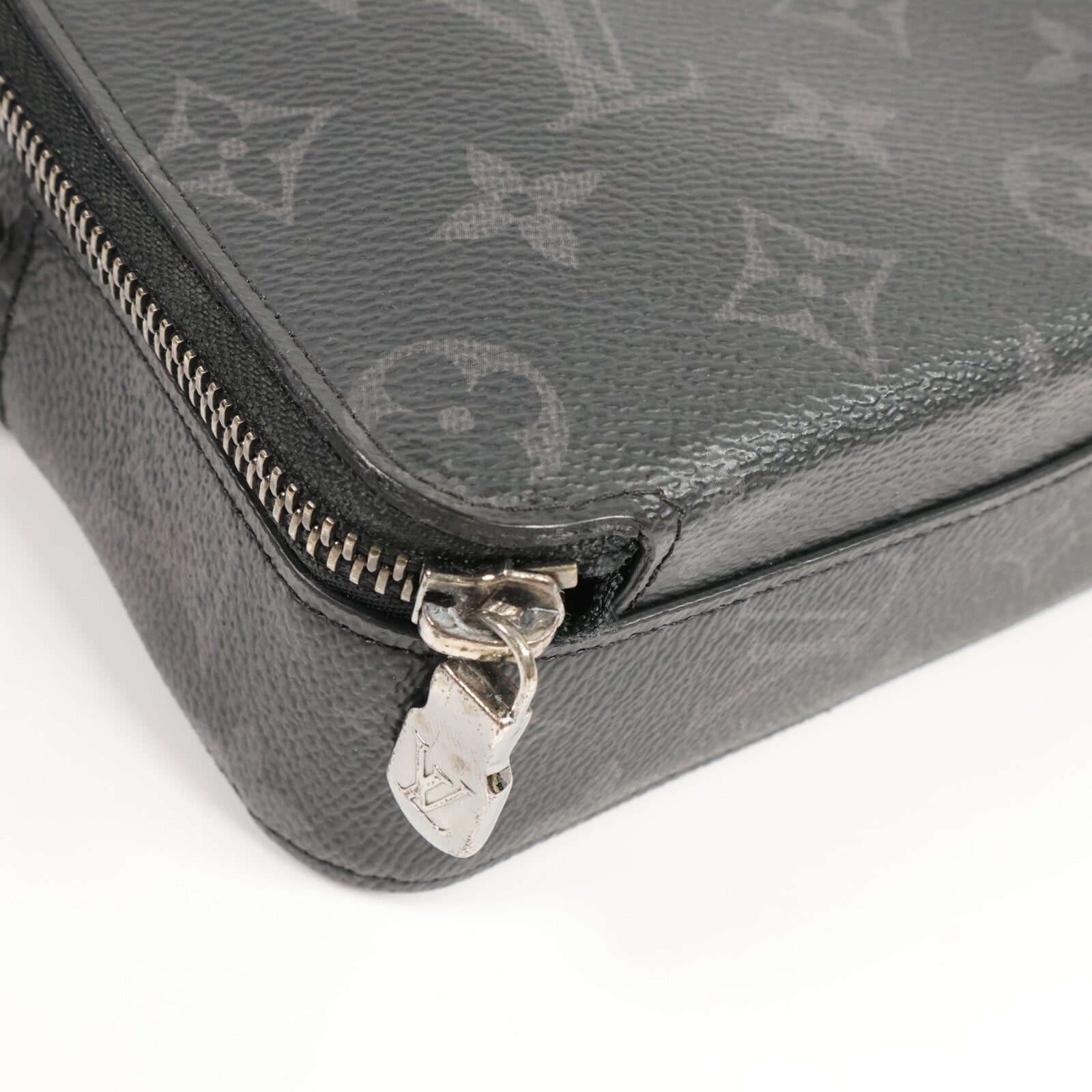 LOUIS VUITTON Monogram Eclipse Alpha肩背袋