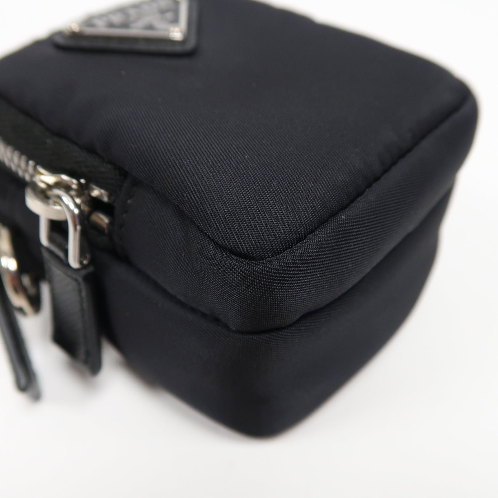 PRADA 尼龍Pouch Shoulder銀扣肩背袋黑色