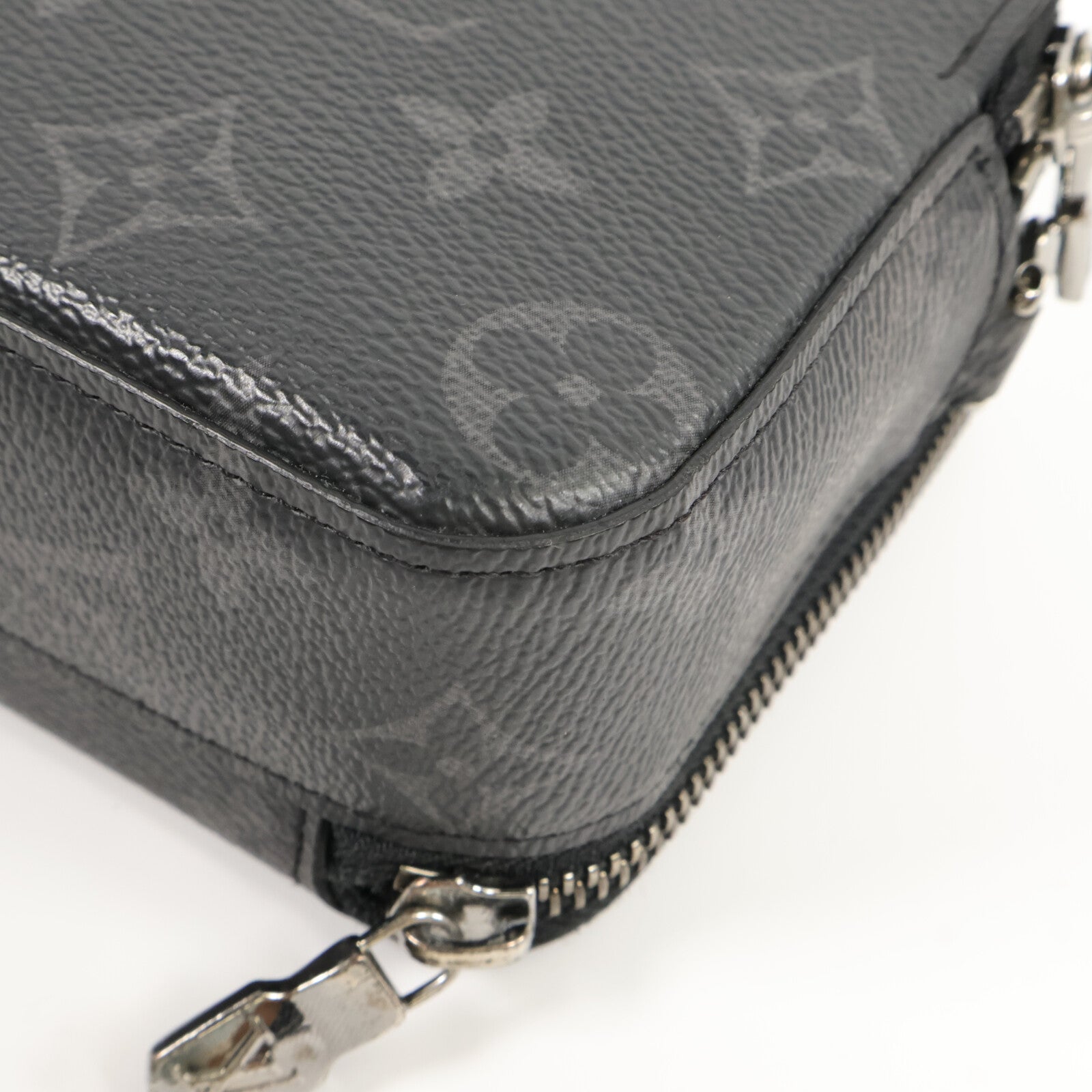 LOUIS VUITTON Monogram Eclipse Alpha肩背袋