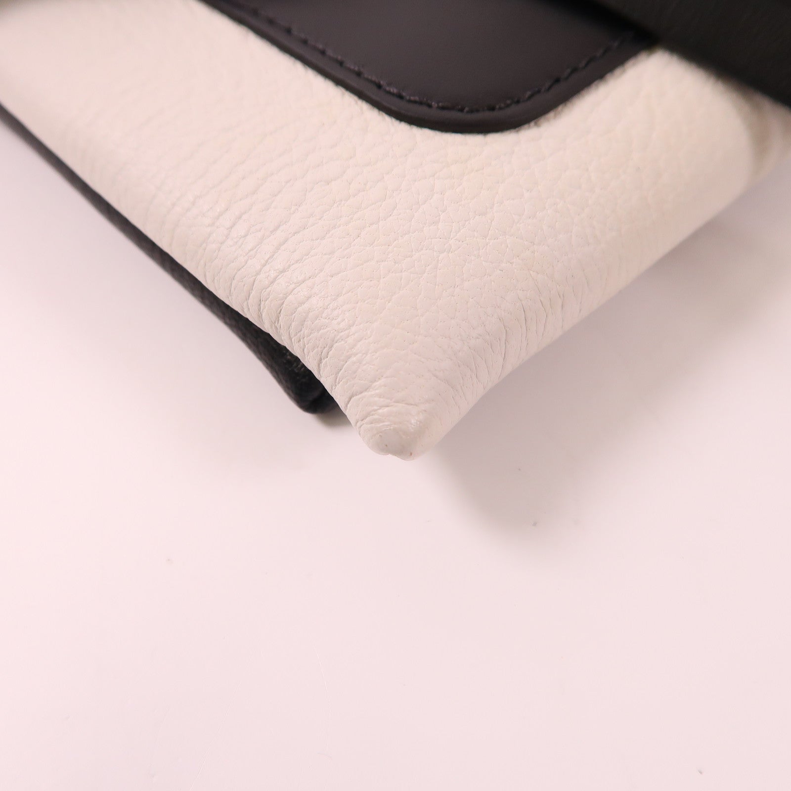 GIVENCHY 牛皮皮革Shoulder Bag銀扣肩背袋