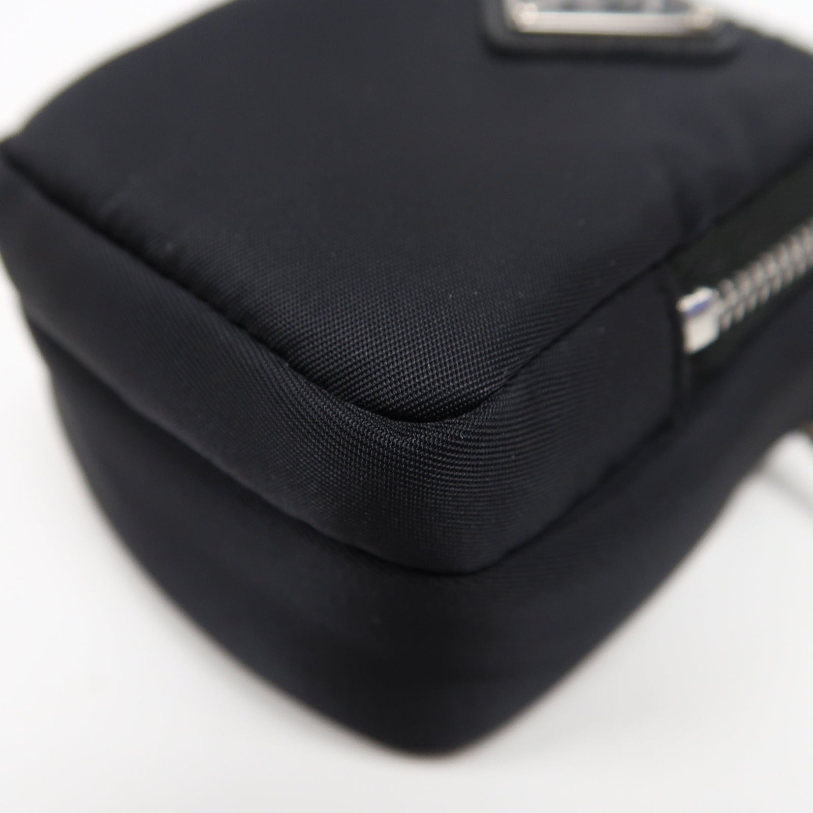 PRADA 尼龍Pouch Shoulder銀扣肩背袋黑色