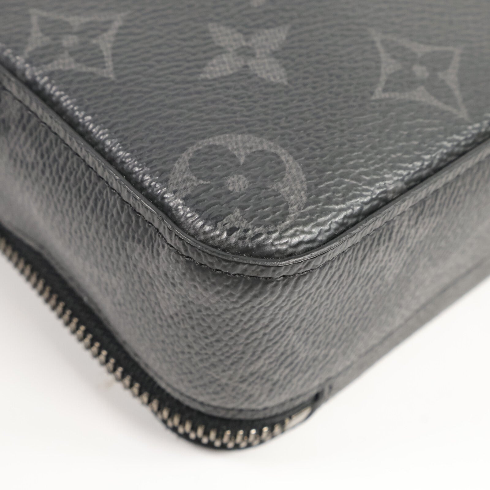 LOUIS VUITTON Monogram Eclipse Alpha肩背袋