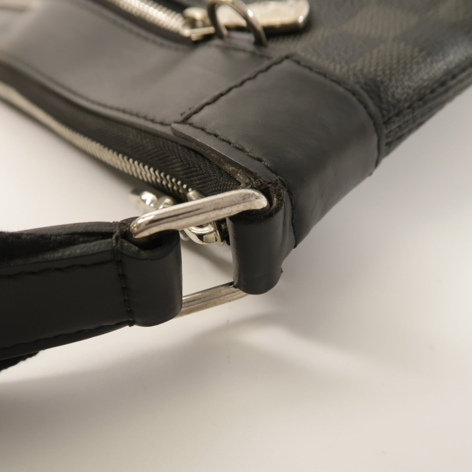 LOUIS VUITTON Damier Graphite Mick銀扣肩背袋