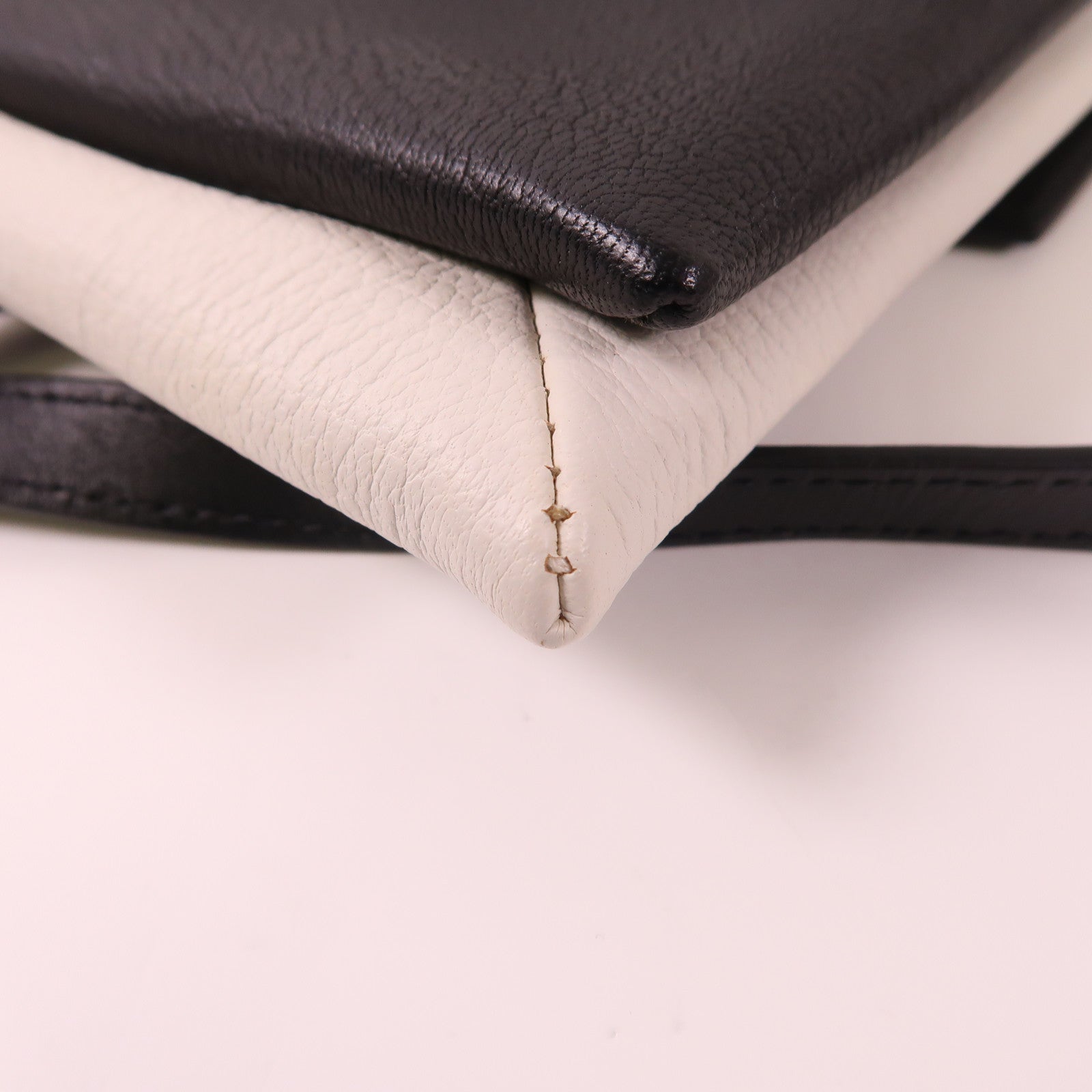GIVENCHY 牛皮皮革Shoulder Bag銀扣肩背袋