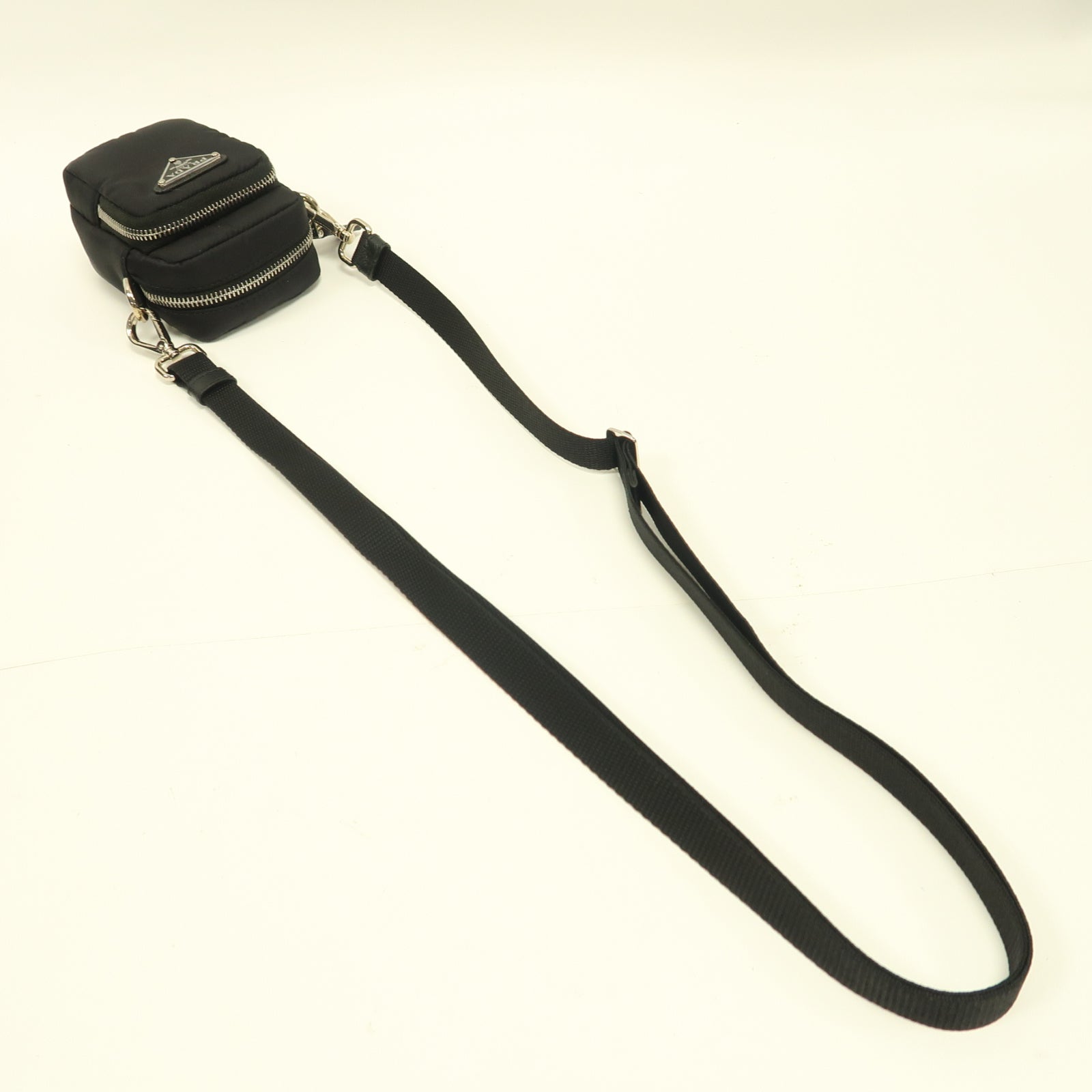 PRADA 尼龍Pouch Shoulder銀扣肩背袋黑色
