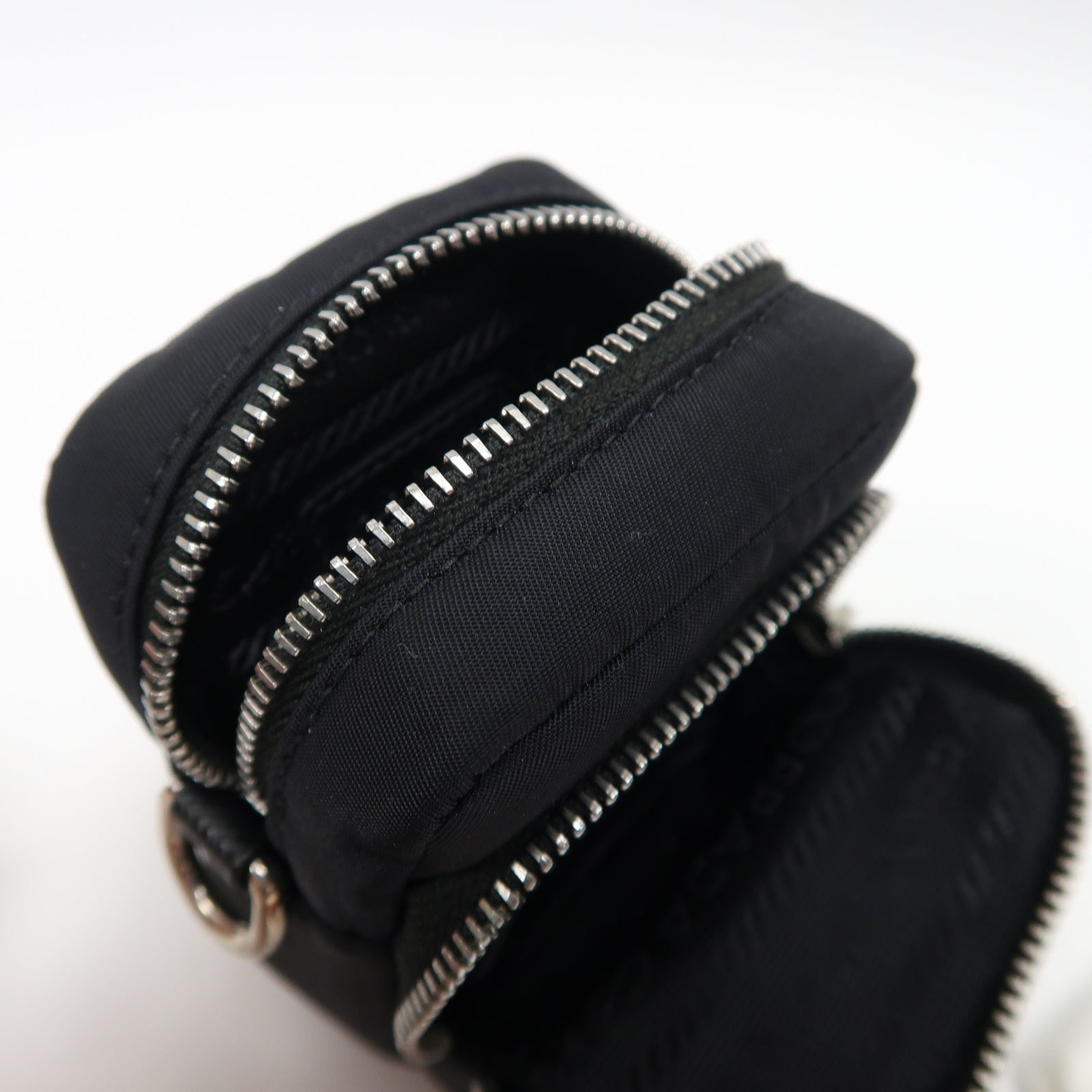 PRADA 尼龍Pouch Shoulder銀扣肩背袋黑色