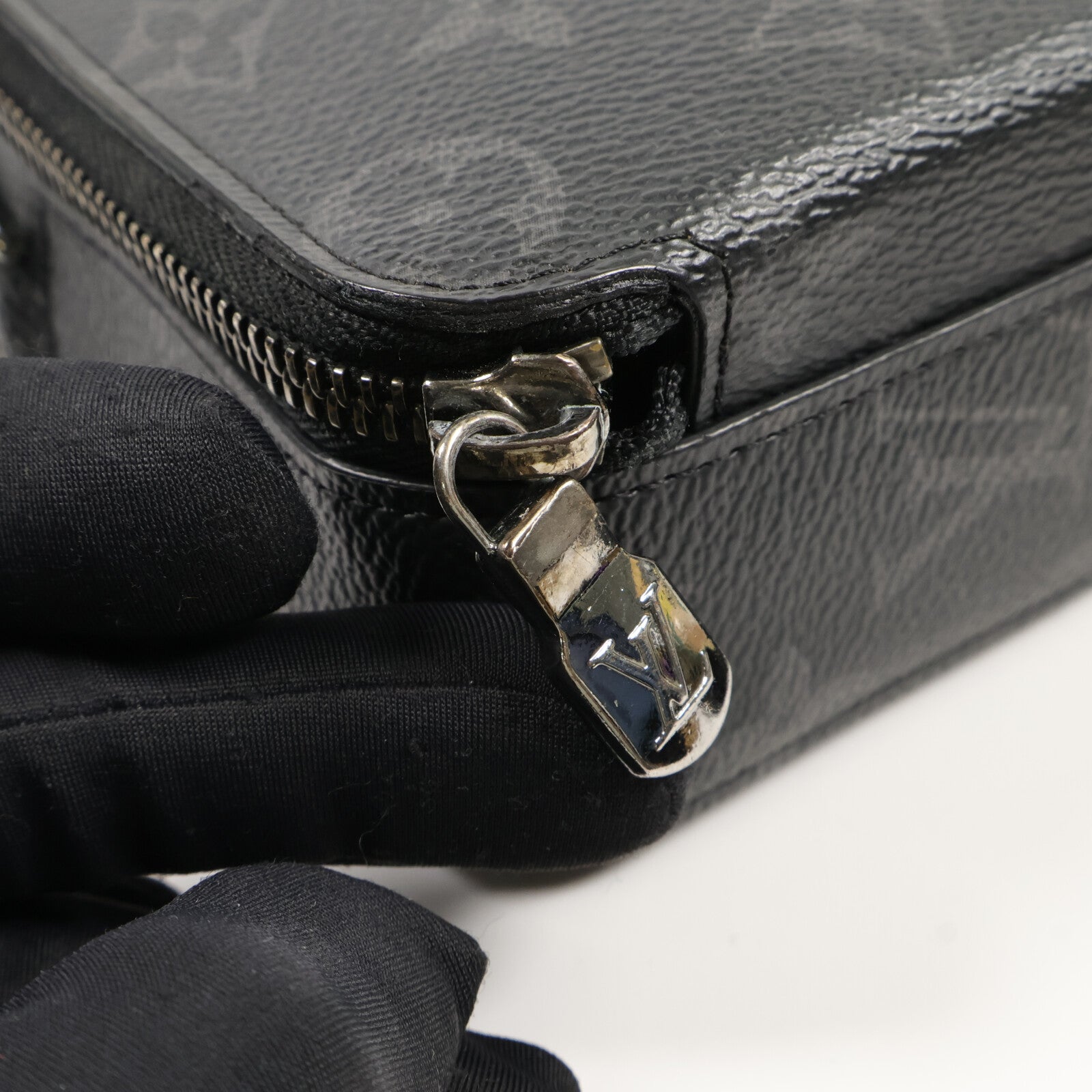 LOUIS VUITTON Monogram Eclipse Alpha肩背袋