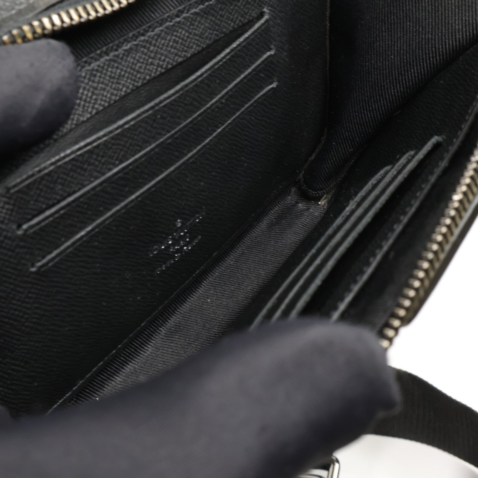 LOUIS VUITTON Monogram Eclipse Alpha肩背袋