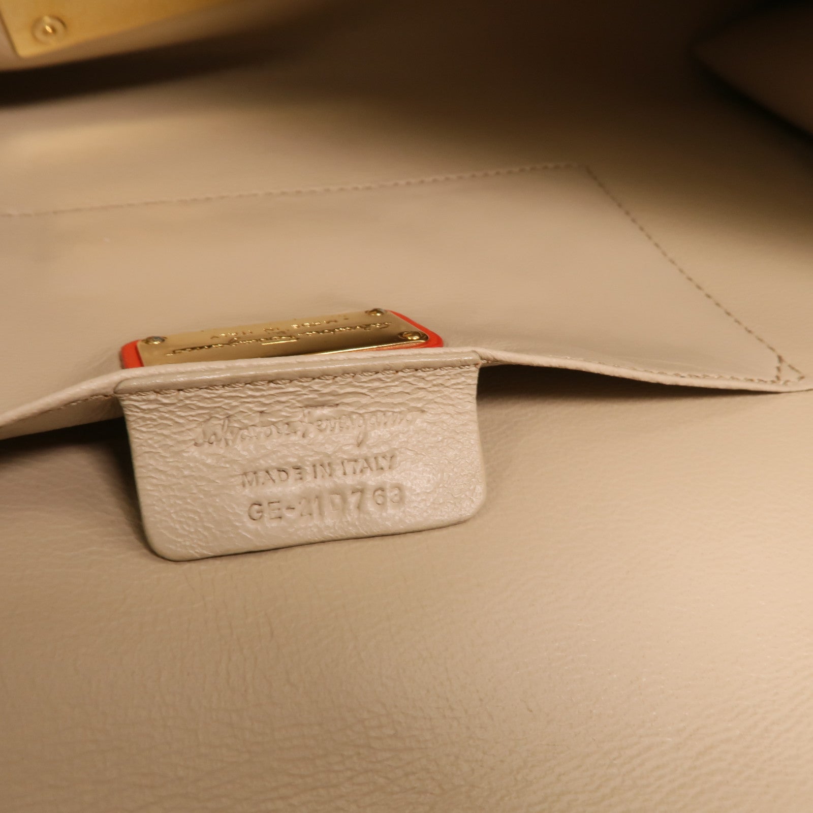 Salvatore Ferragamo 牛皮皮革Clutch Bag金扣手提包