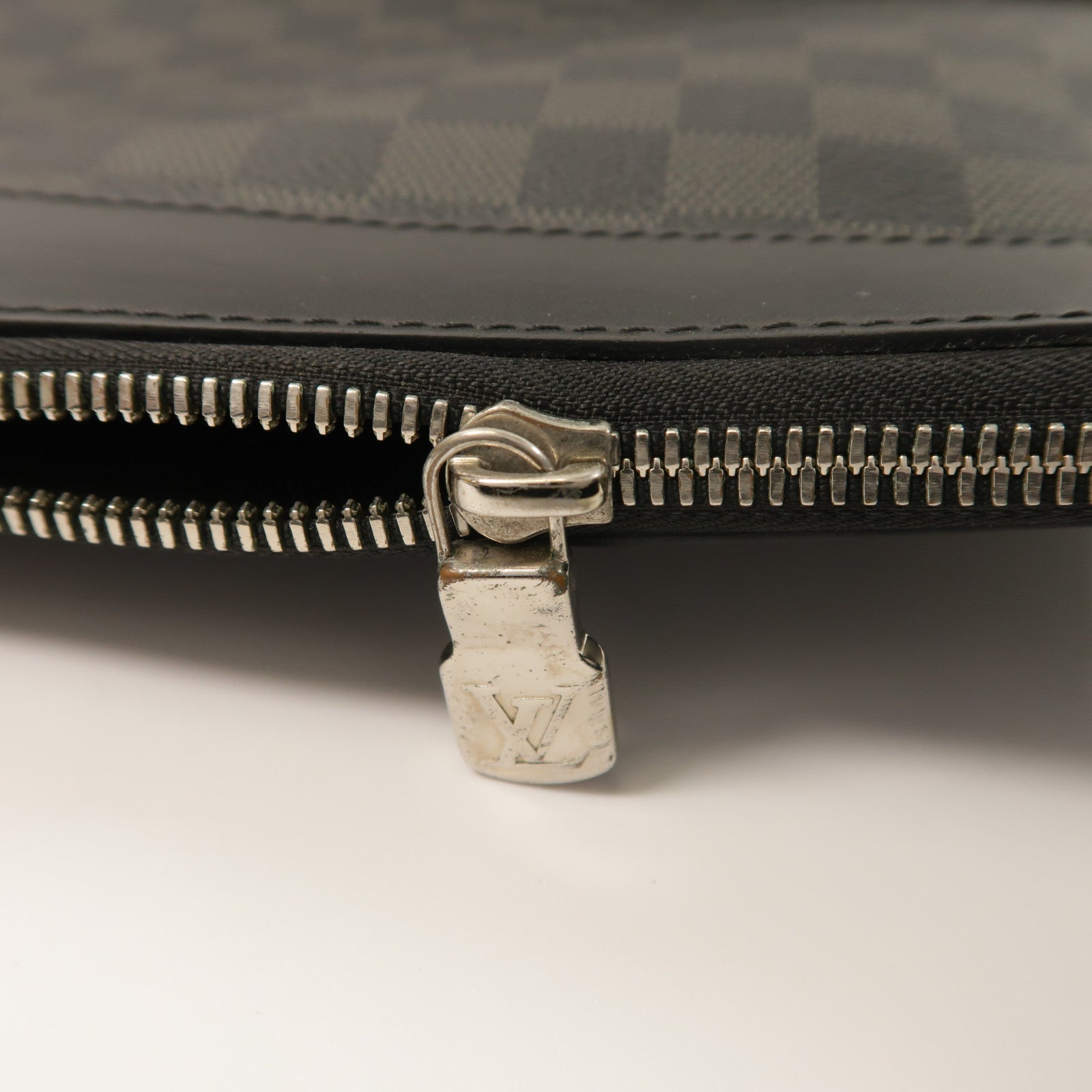 LOUIS VUITTON Damier Graphite Mick銀扣肩背袋