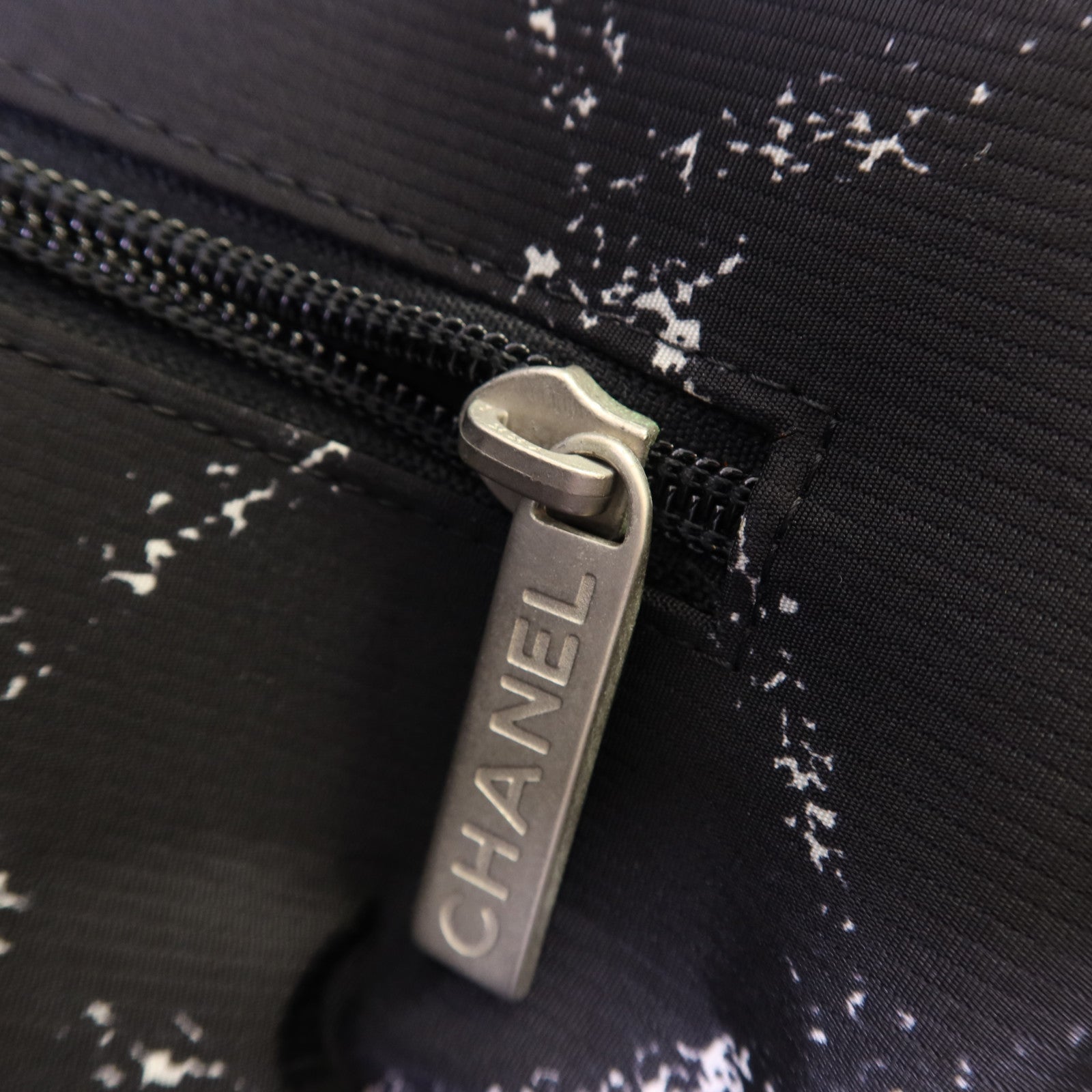 CHANEL 尼龍Travel Line Boston Bag銀扣手挽袋