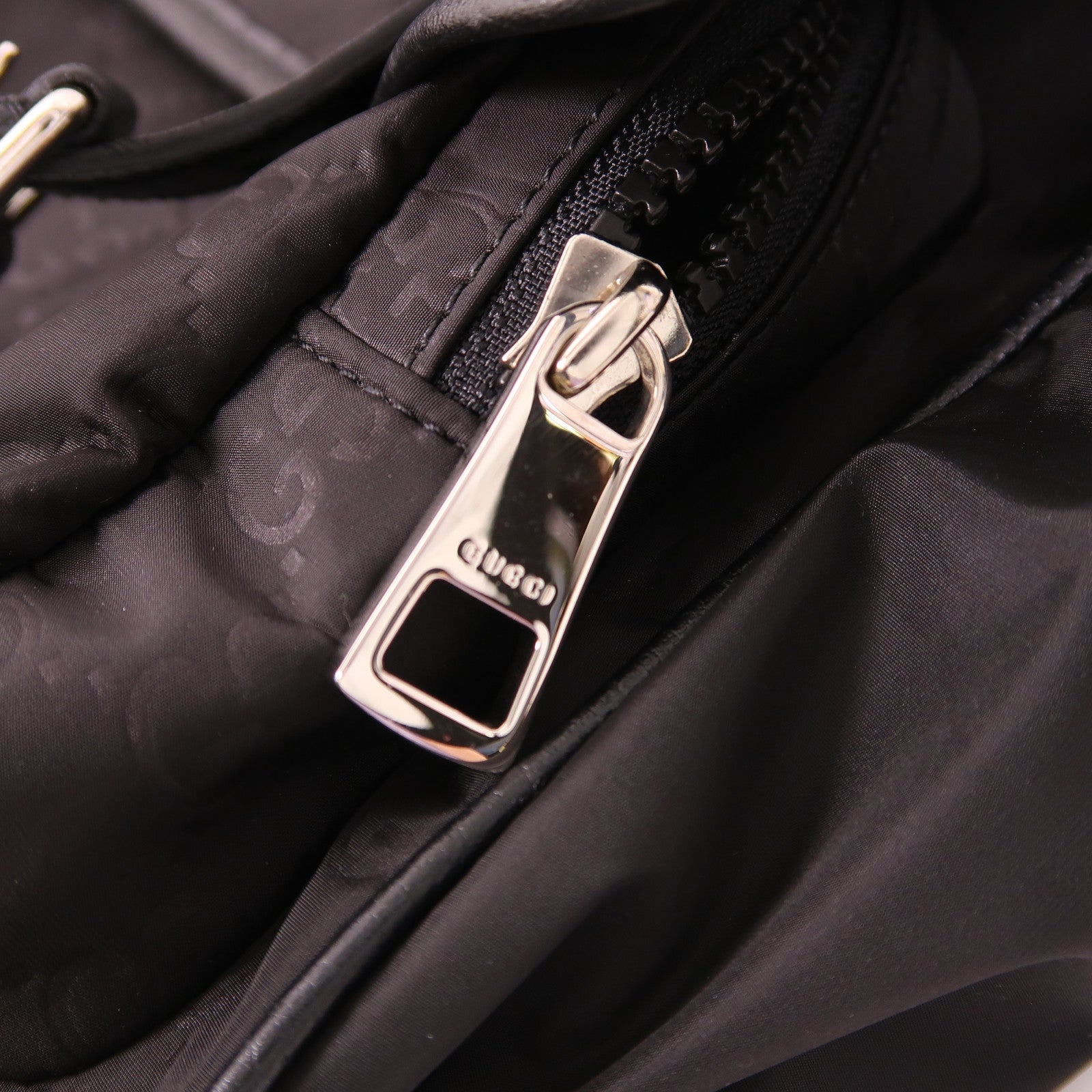 GUCCI 尼龍/皮革Shoulder Bag銀扣肩背袋