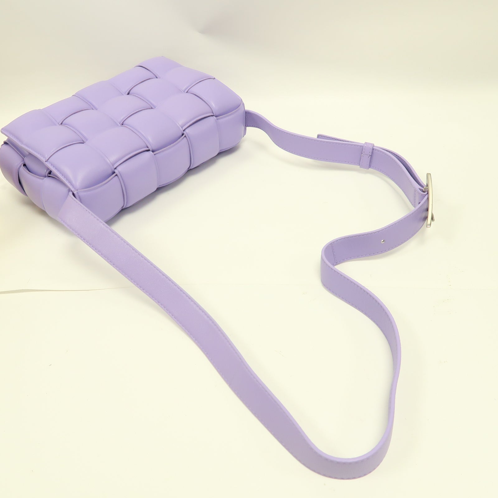 BOTTEGA VENETA 羊皮皮革Padded Cassette銀扣肩背袋紫色