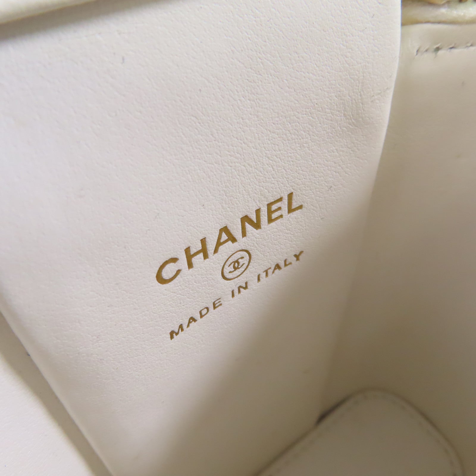 CHANEL 牛皮皮革Vanity Case Chain Shoulder Bag金扣鏈帶肩背袋白色