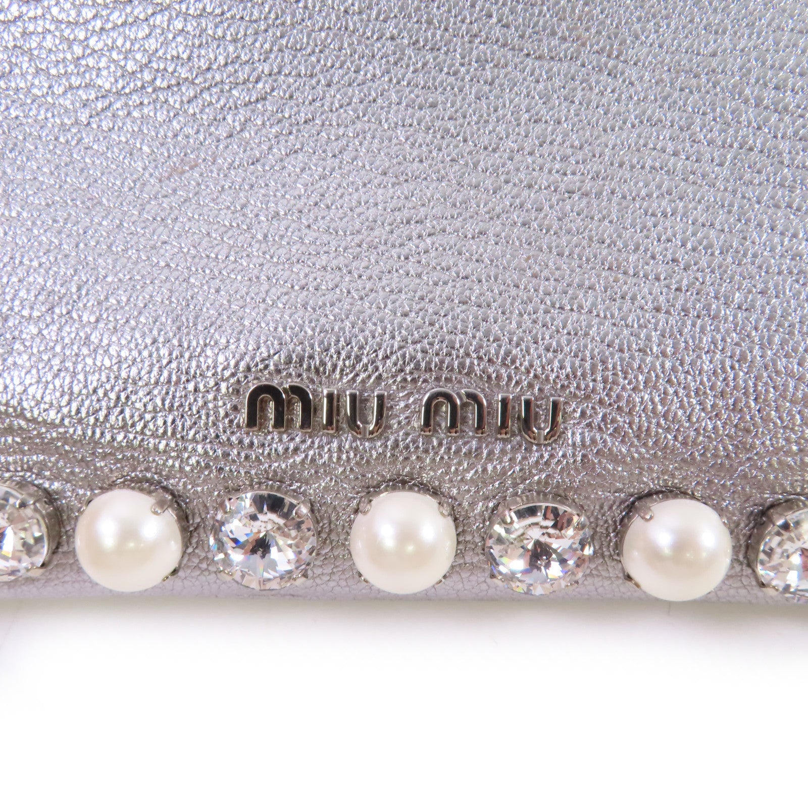 Miu Miu 牛皮皮革Pouch銀扣手拿包銀色