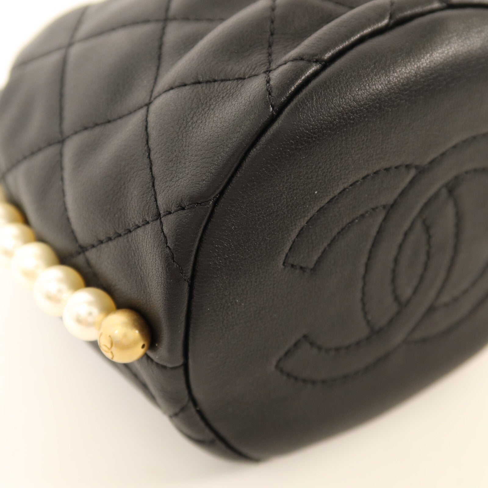 CHANEL 牛皮皮革Mini Pearl Bucket Bag金扣肩背袋