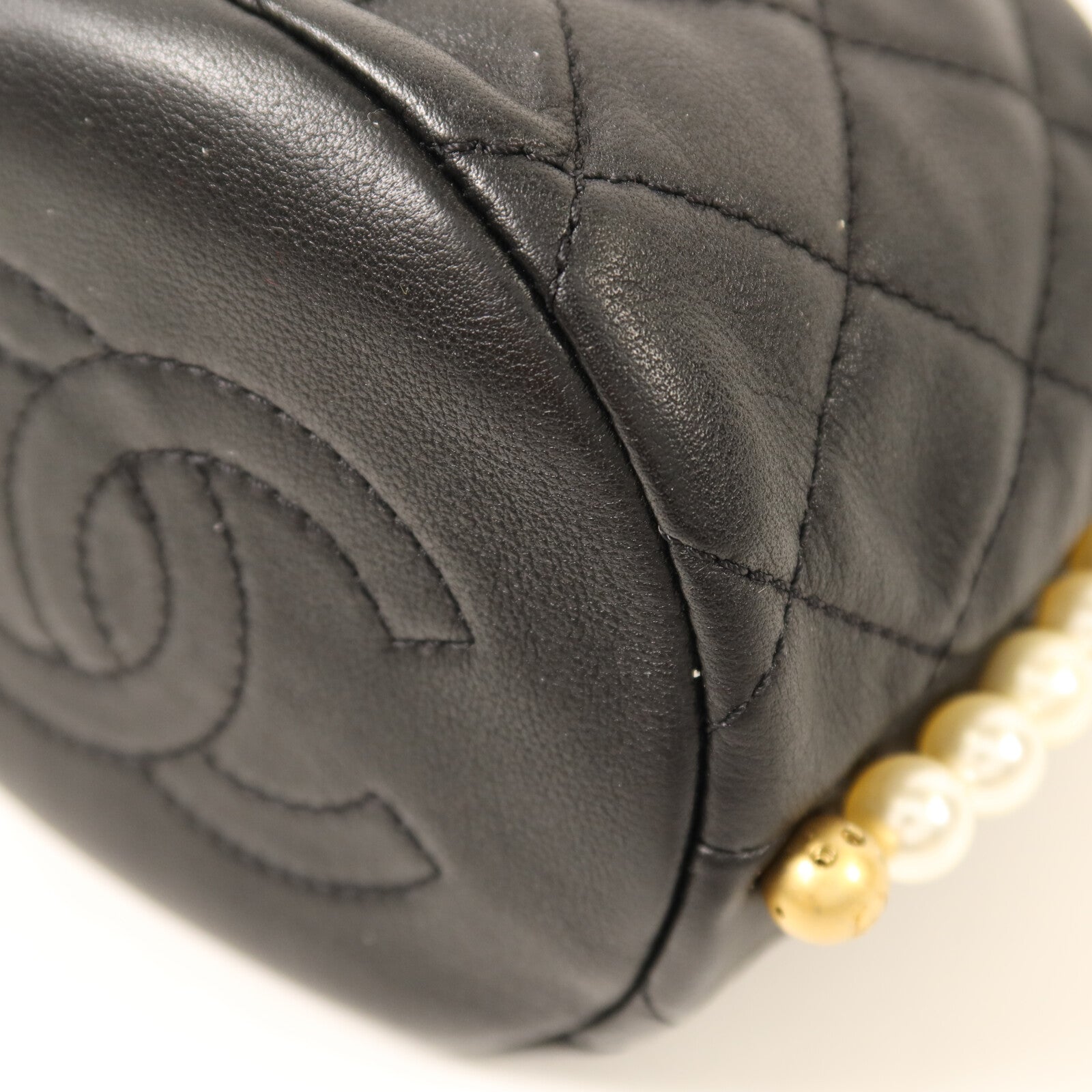 CHANEL 牛皮皮革Mini Pearl Bucket Bag金扣肩背袋
