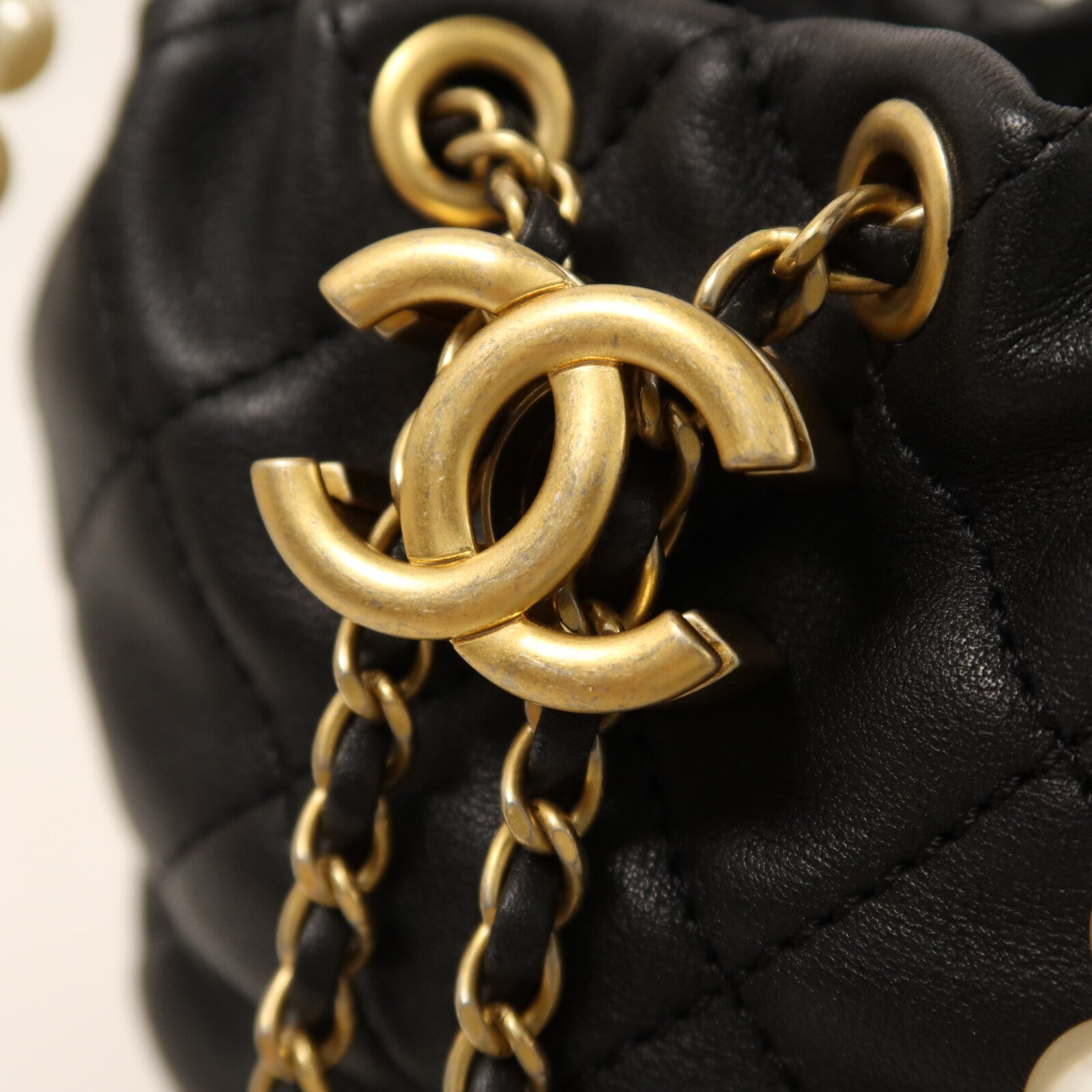 CHANEL 牛皮皮革Mini Pearl Bucket Bag金扣肩背袋