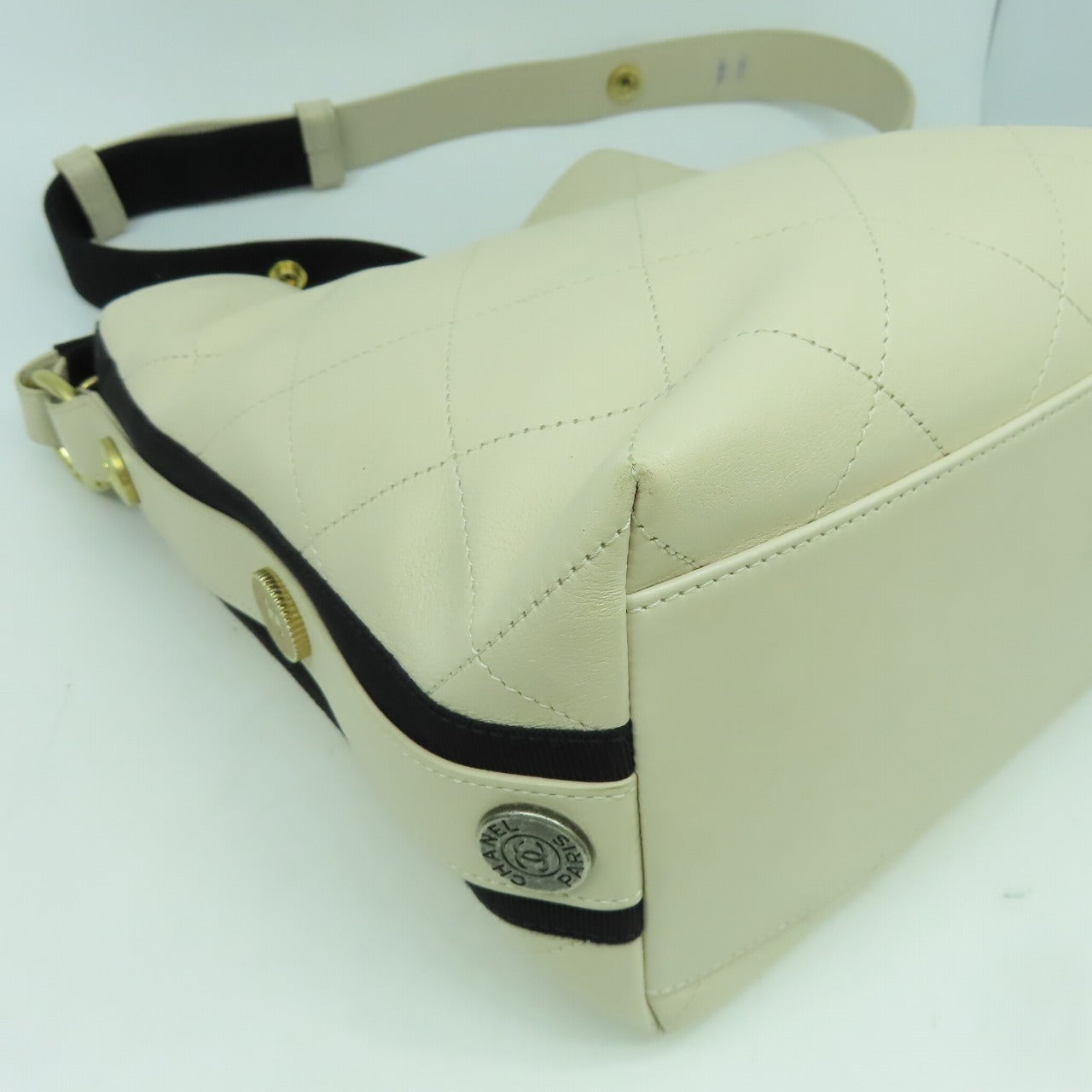 CHANEL 【激減優惠】菱格牛皮皮革Shoulder Bag金扣肩背袋米色