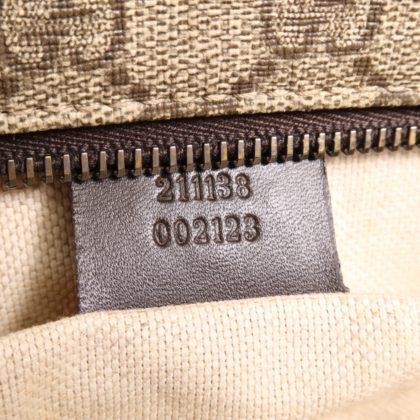 GUCCI 塗層帆布GG Supreme銀扣肩背袋