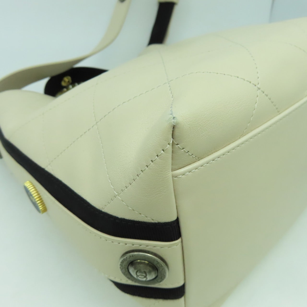 CHANEL 【激減優惠】菱格牛皮皮革Shoulder Bag金扣肩背袋米色