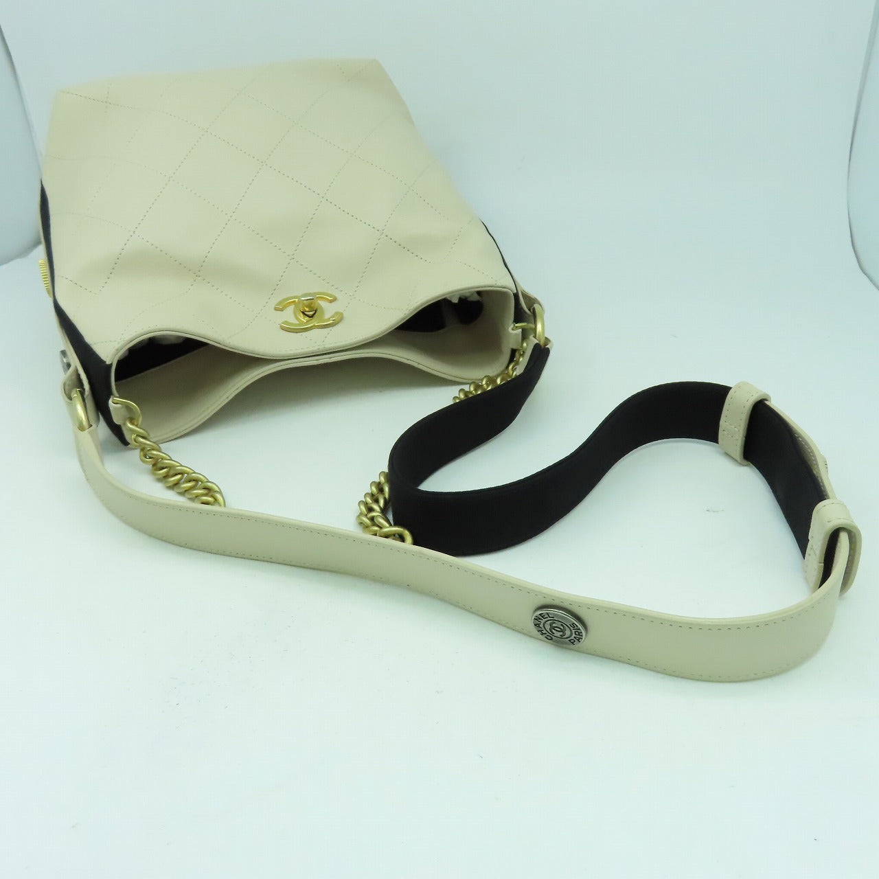 CHANEL 【激減優惠】菱格牛皮皮革Shoulder Bag金扣肩背袋米色