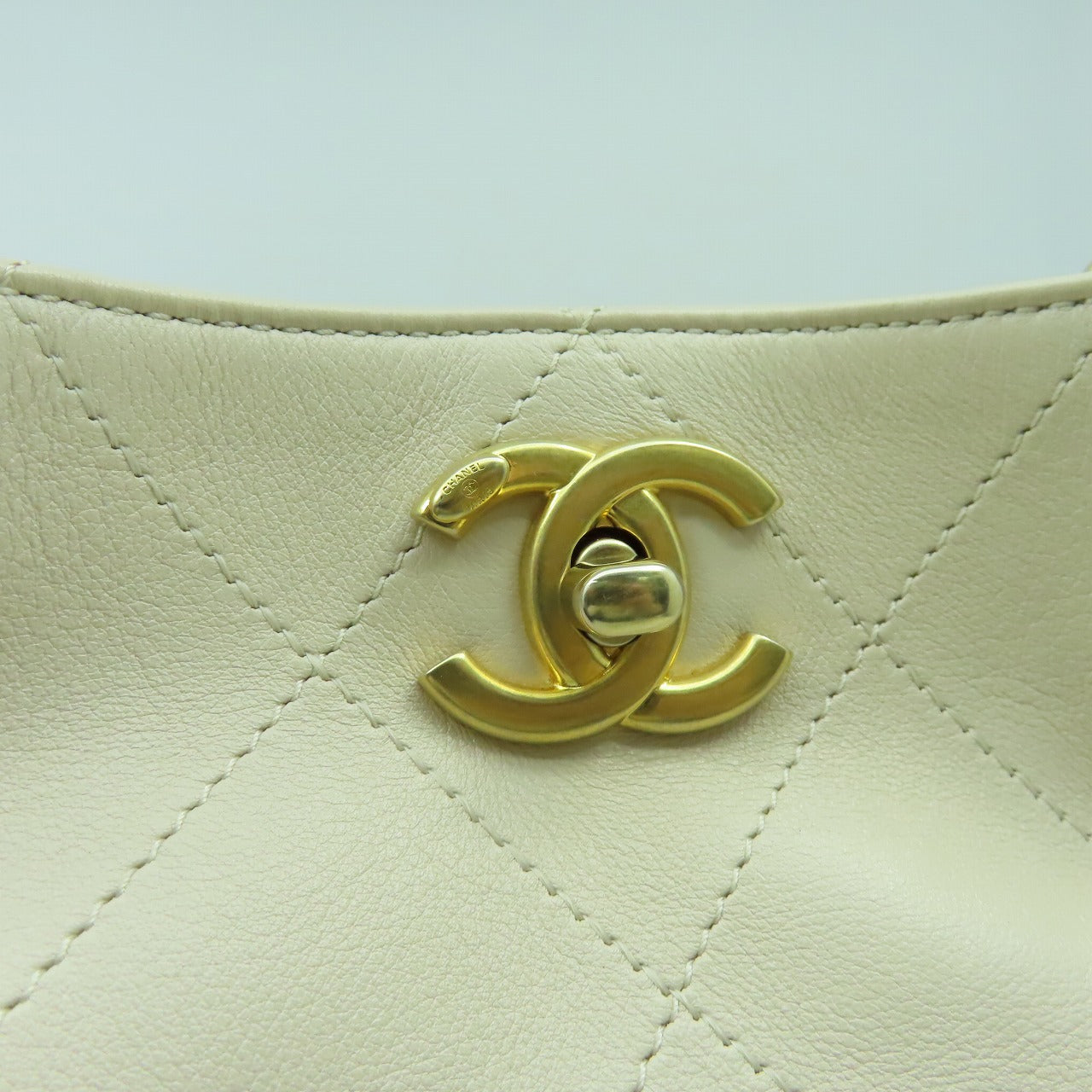 CHANEL 【激減優惠】菱格牛皮皮革Shoulder Bag金扣肩背袋米色