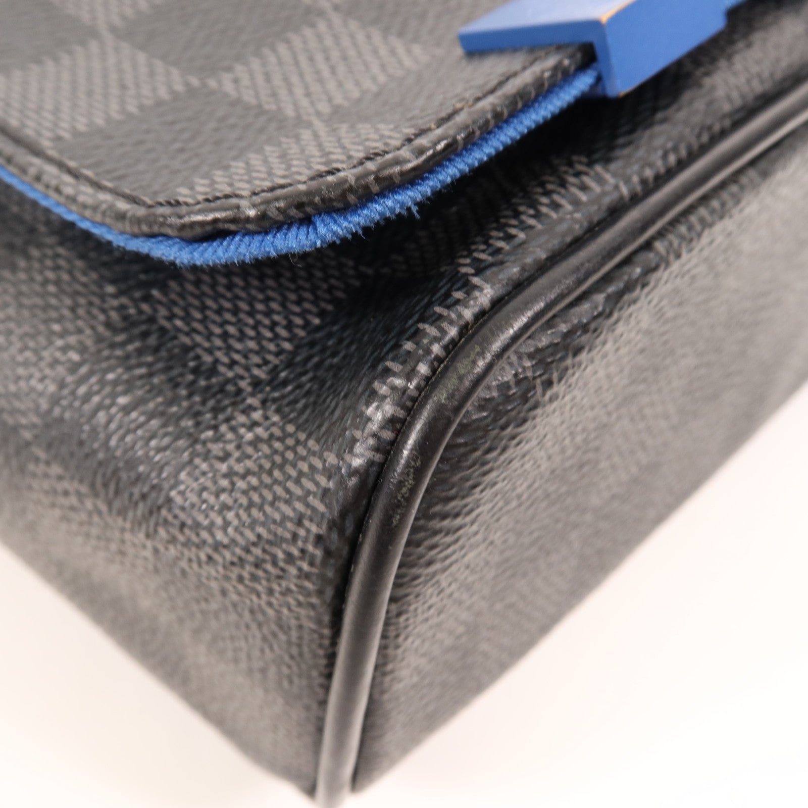 LOUIS VUITTON Damier Graphite District PM銀扣肩背袋