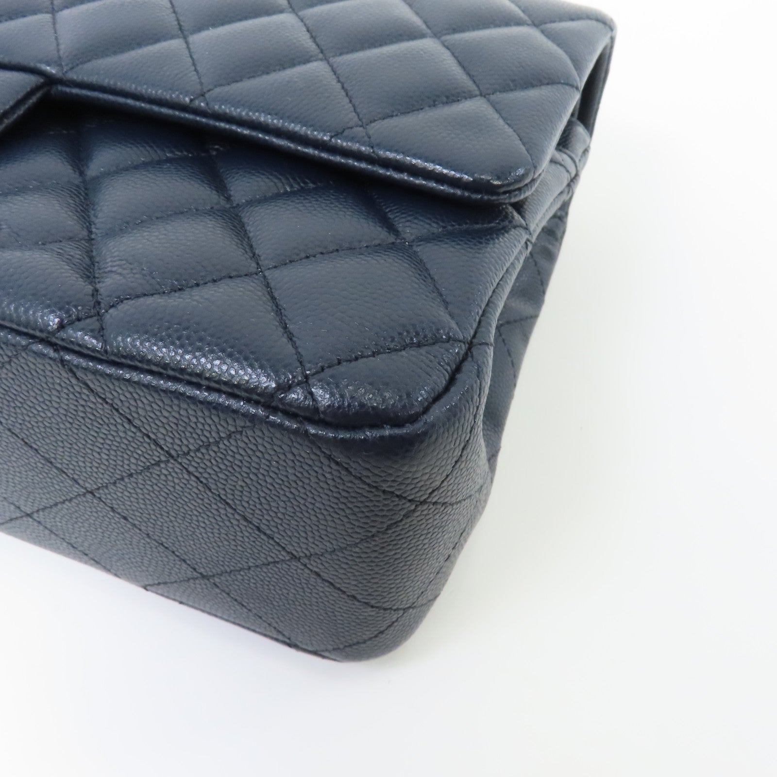 CHANEL 菱格Caviar皮革Classic Flap 25cm金扣鏈帶肩背袋深藍色