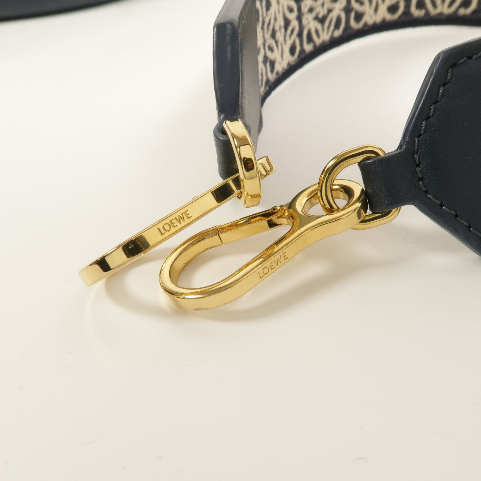 LOEWE 牛皮皮革Luna Small肩背袋