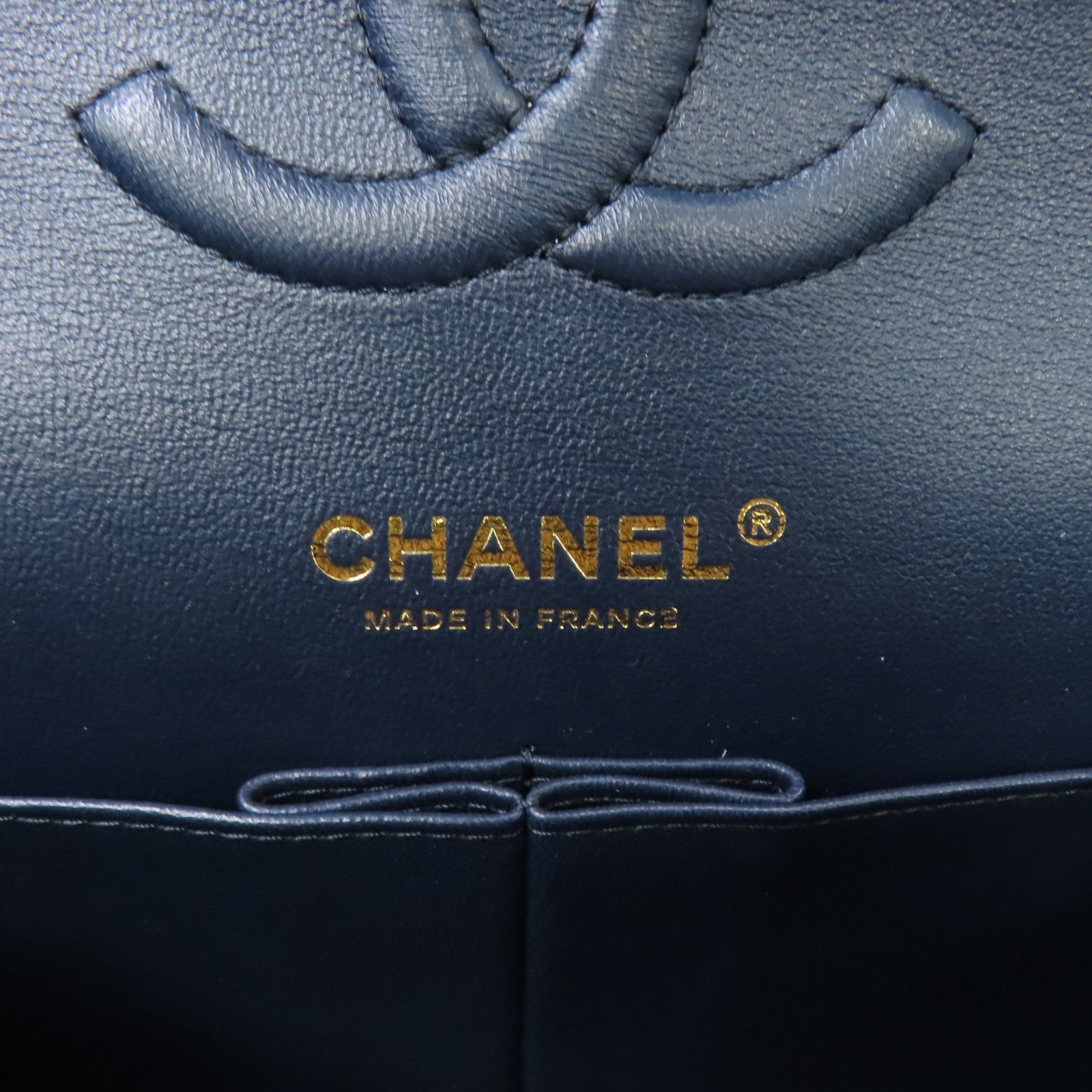 CHANEL 菱格Caviar皮革Classic Flap 25cm金扣鏈帶肩背袋深藍色
