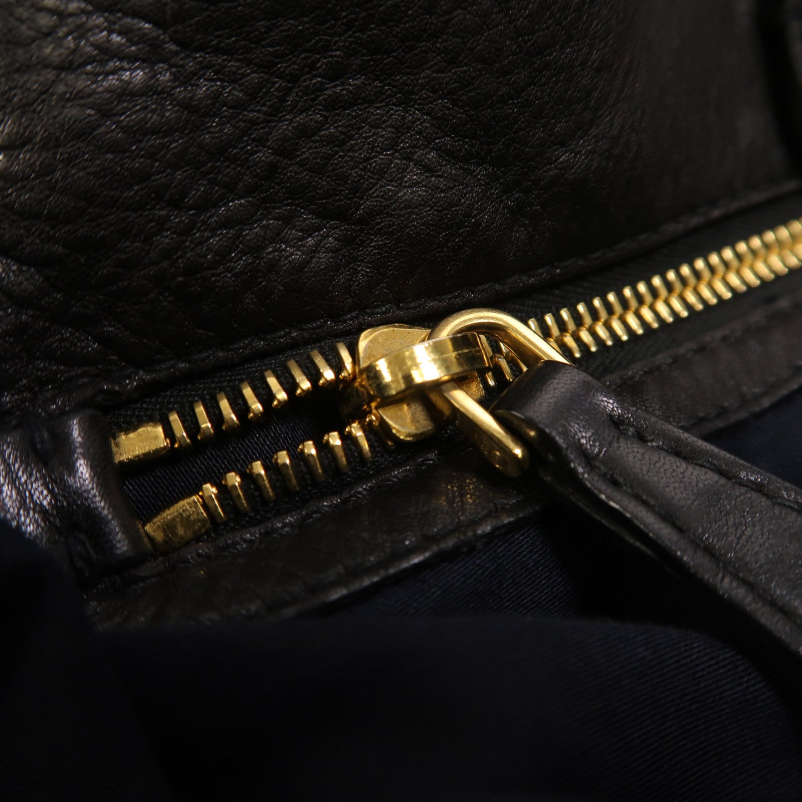 Miu Miu 皮革Hand Bag金扣手挽袋