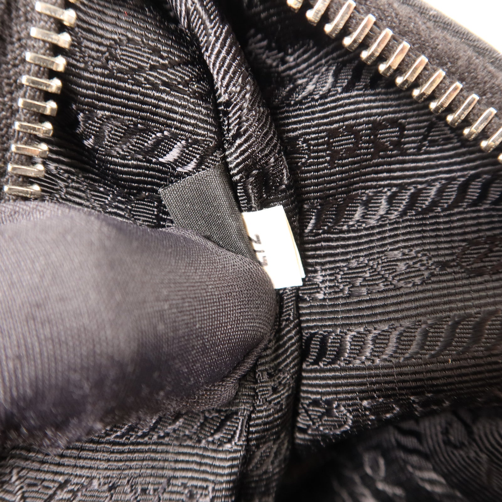 PRADA 【激減優惠】尼龍Re-Edition 2006 Re-Nylon Mini Handbag銀扣手挽袋
