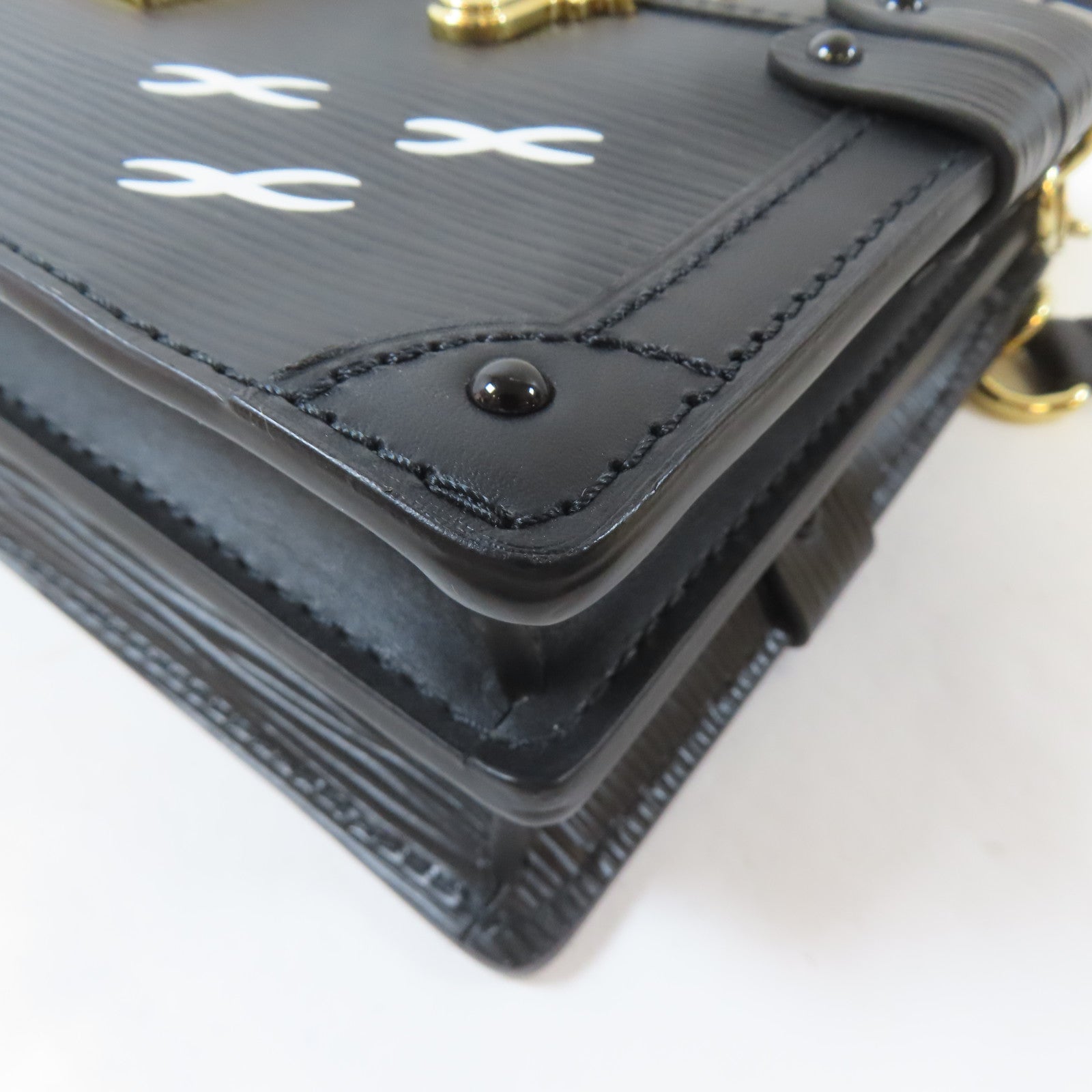 LOUIS VUITTON 【激減優惠】Epi Trunk Clutch金扣肩背袋黑色