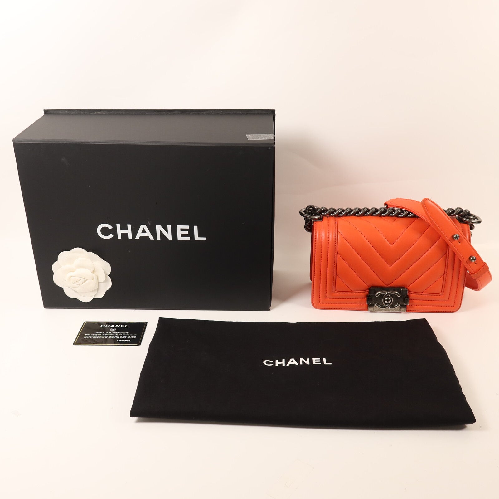 CHANEL 牛皮皮革Boy 20銀扣鏈帶肩背袋